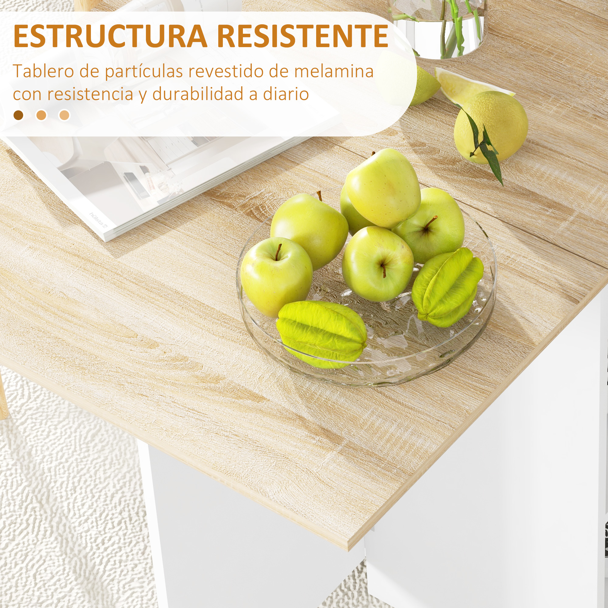 Encimera de madera veteada con manzanas verdes y limones.