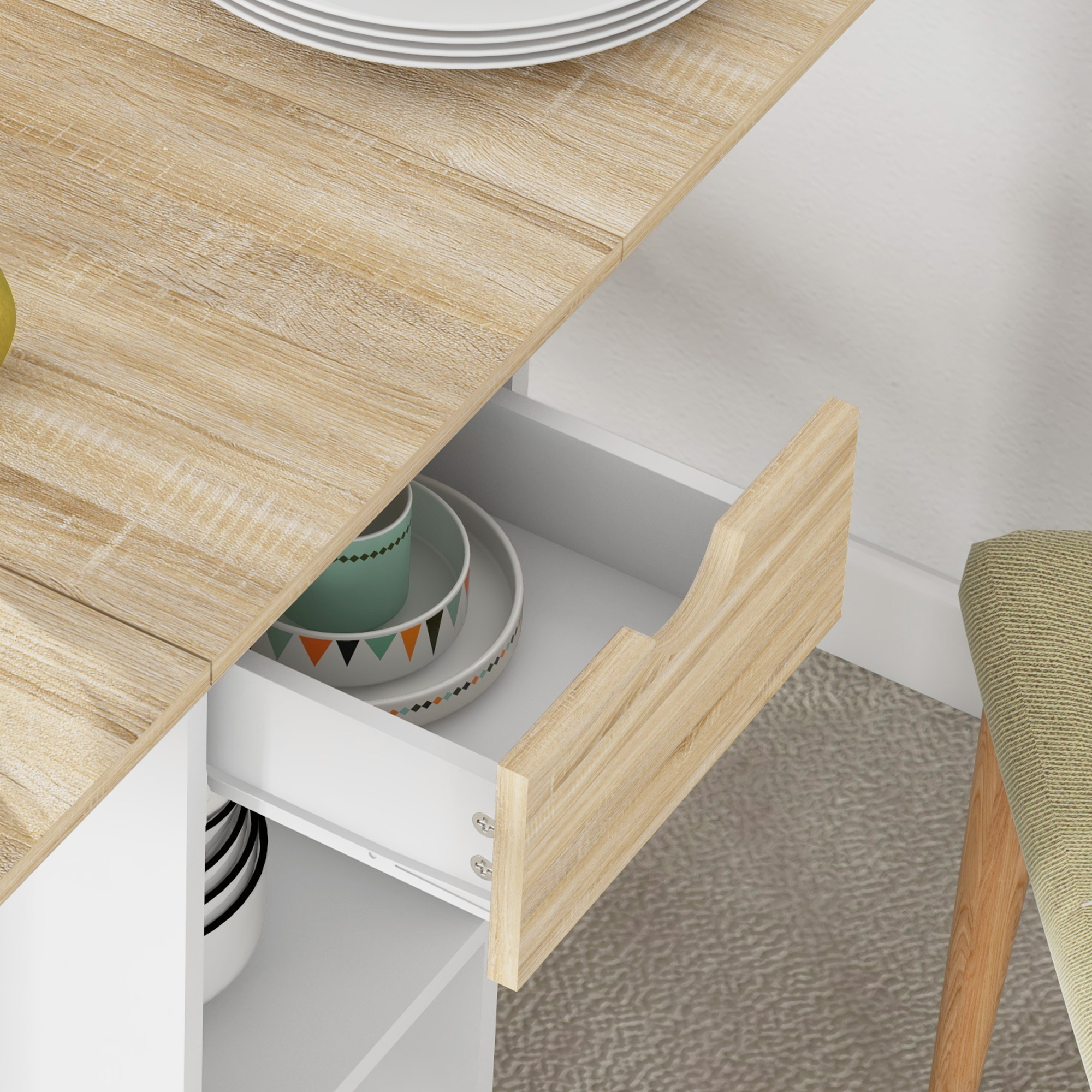 Cajón de madera con vajilla, platos apilados en mesa, silla cerca.