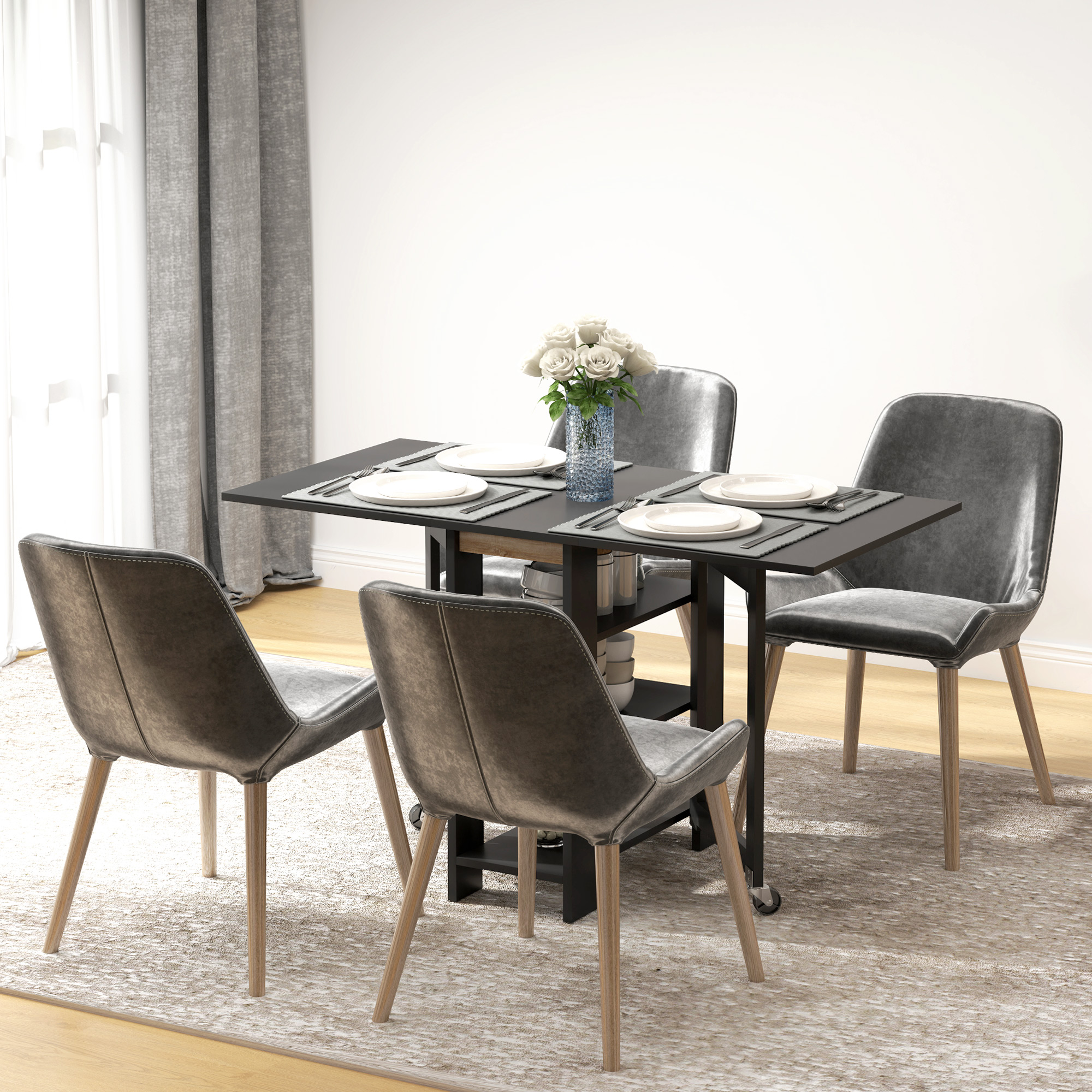 Una mesa de comedor negra con cuatro sillas grises y flores en un jarrón.
