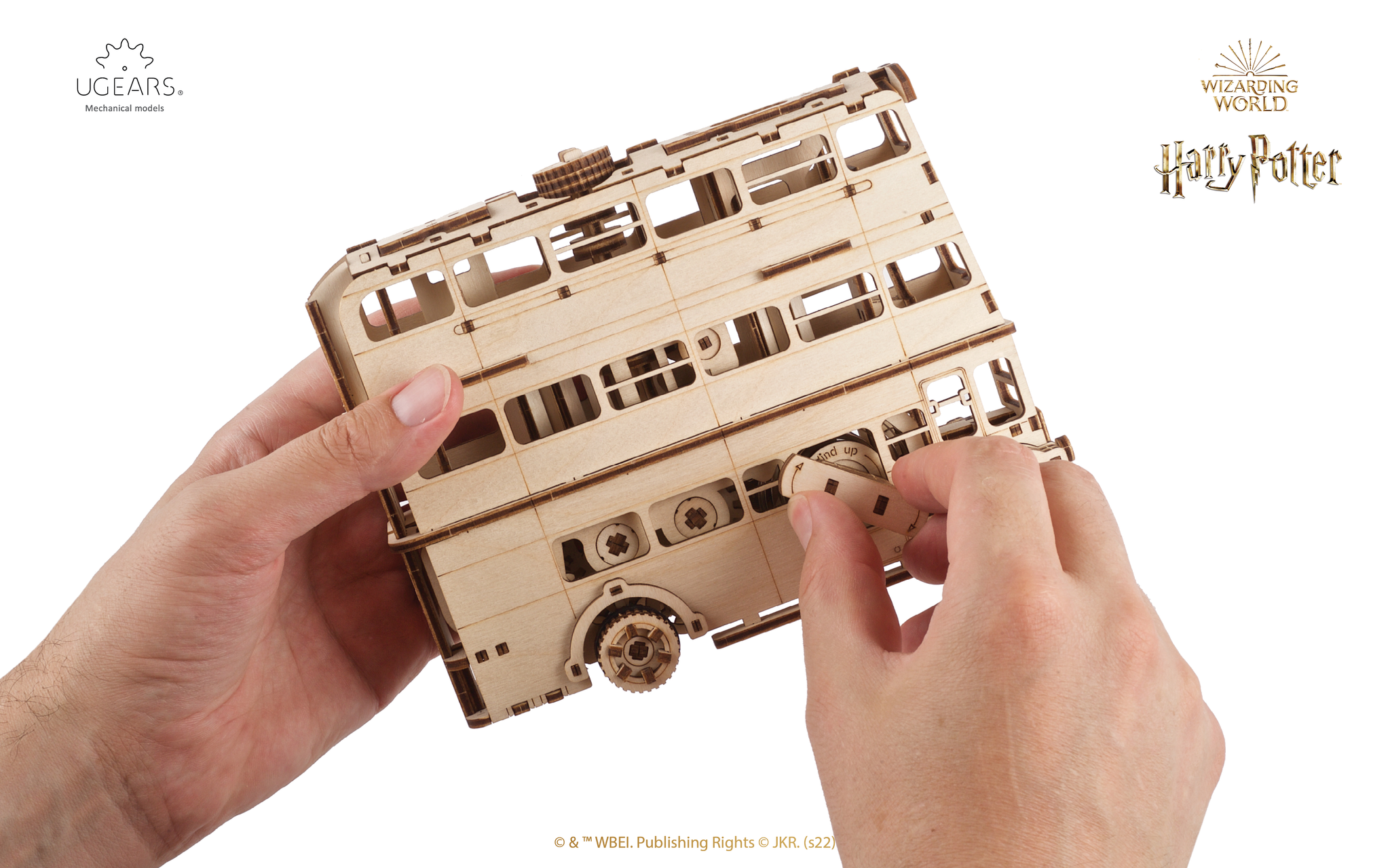 Hände bauen ein Holzmodell des Fahrenden Ritters aus Harry Potter, mit Ugears-Logo.