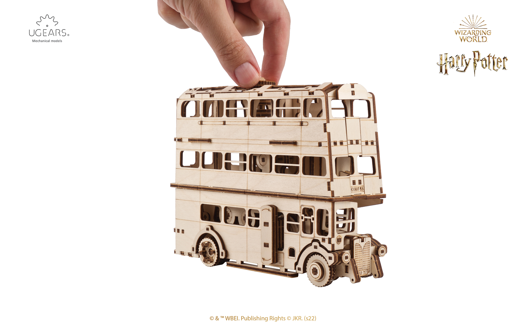 Holzmodell des Knight Bus mit zwei Etagen, das von einer Hand gehalten wird.
