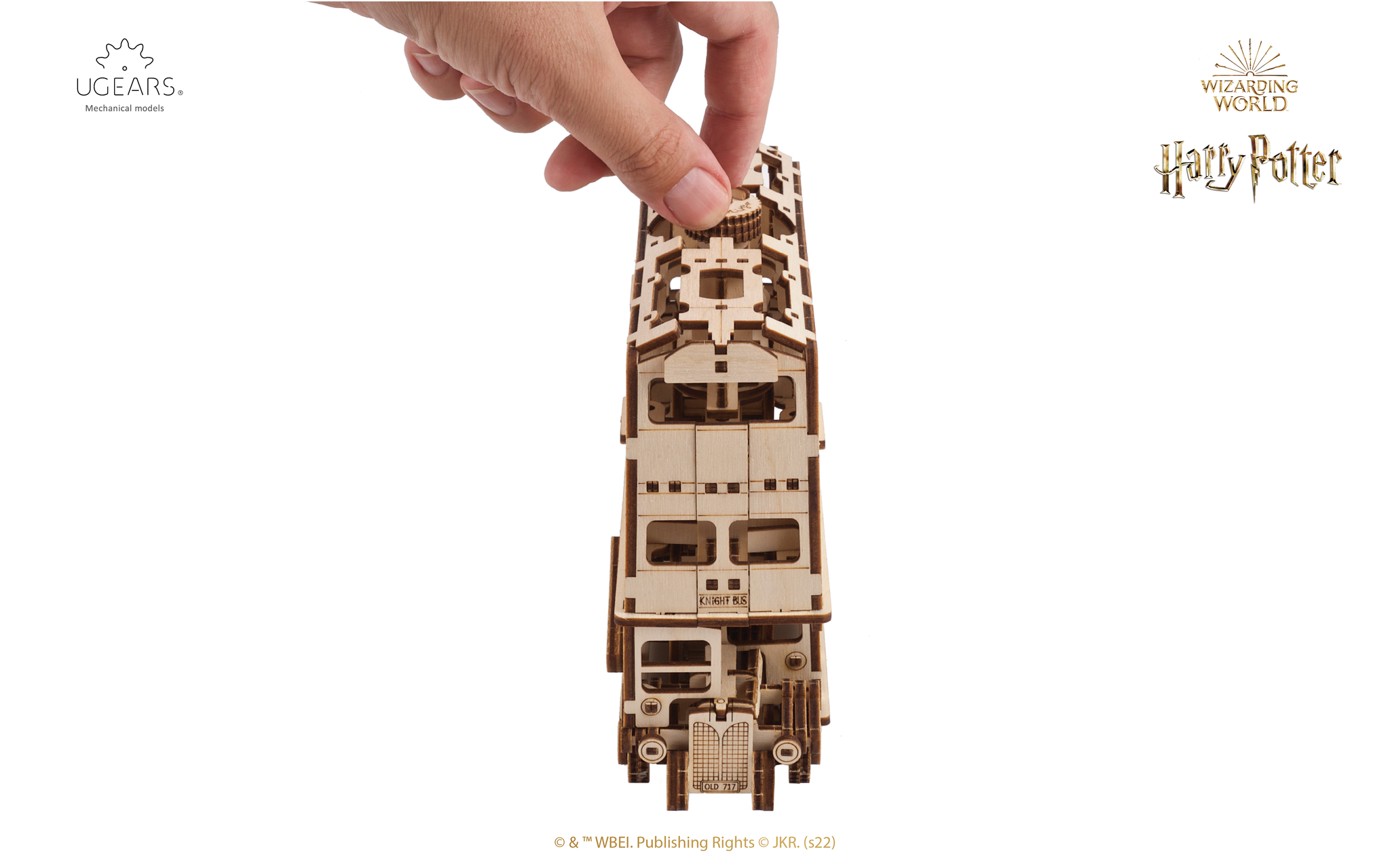 Holzmodell des fahrenden Ritters von UGEARS, gehalten von einer Hand.
