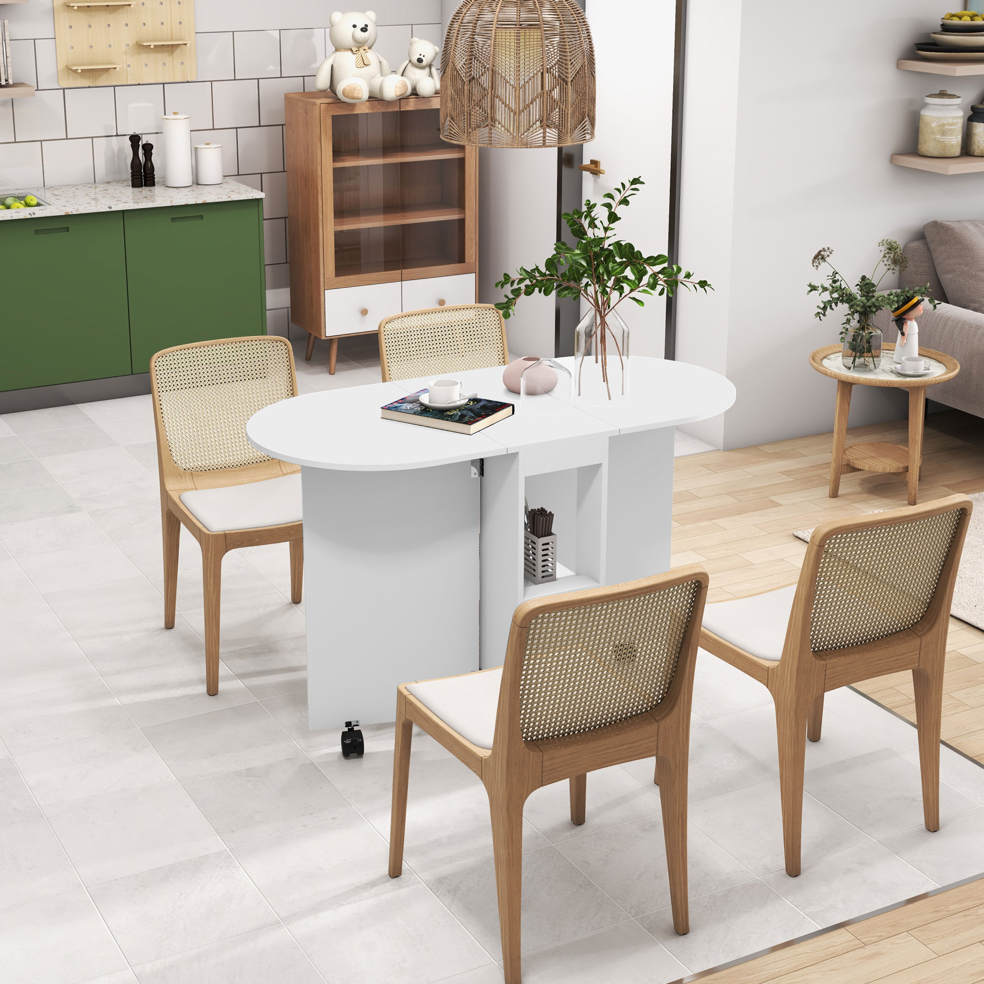 Una mesa ovalada blanca con cuatro sillas de madera con respaldo de ratán en un comedor.