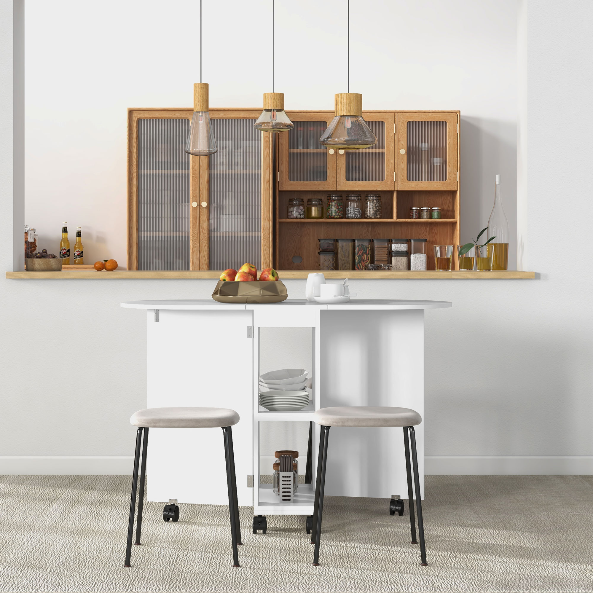 Una mesa de cocina blanca con taburetes, un armario de madera con insertos de vidrio encima.