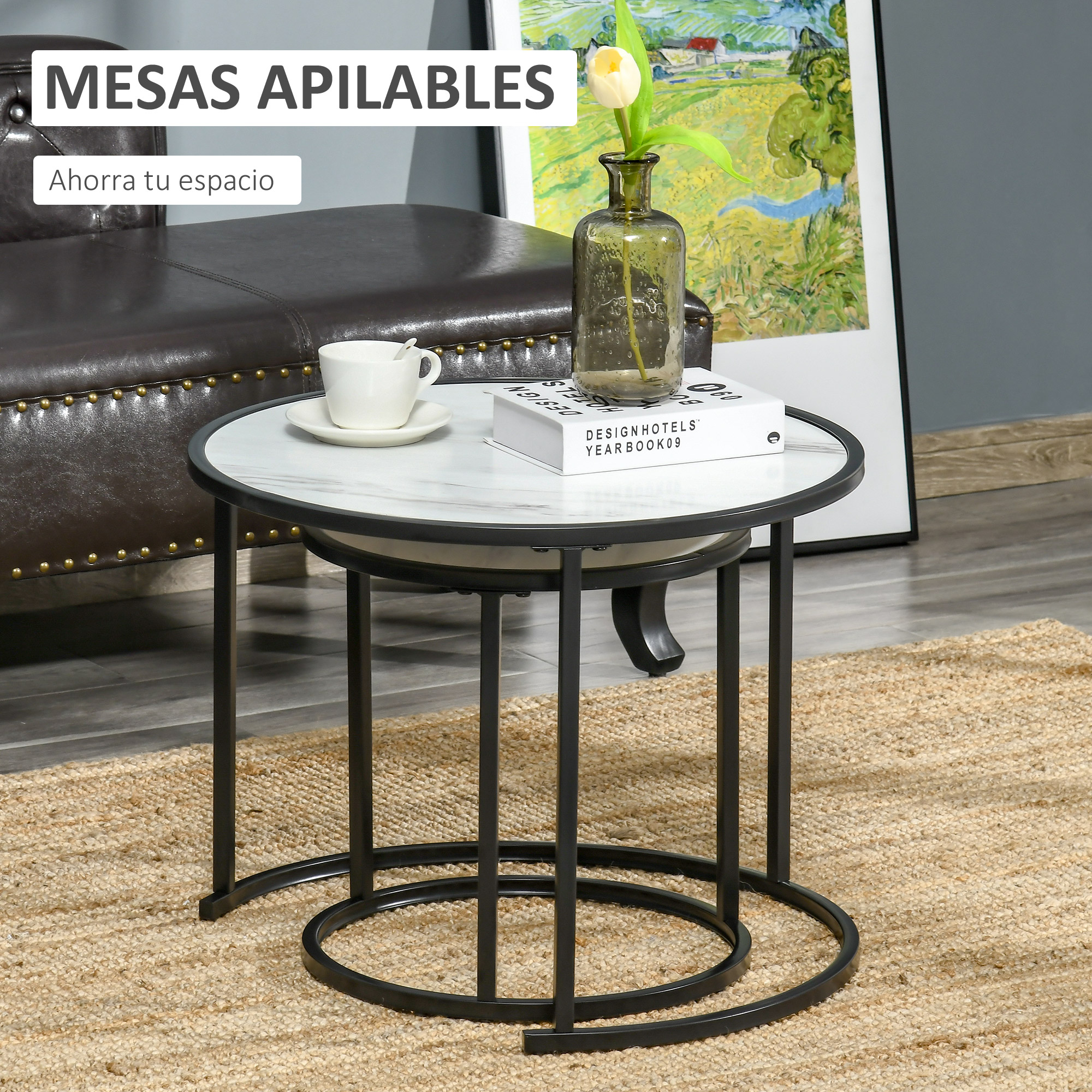 Una mesa redonda con tapa de mármol y marco de metal negro sobre alfombra de yute.
