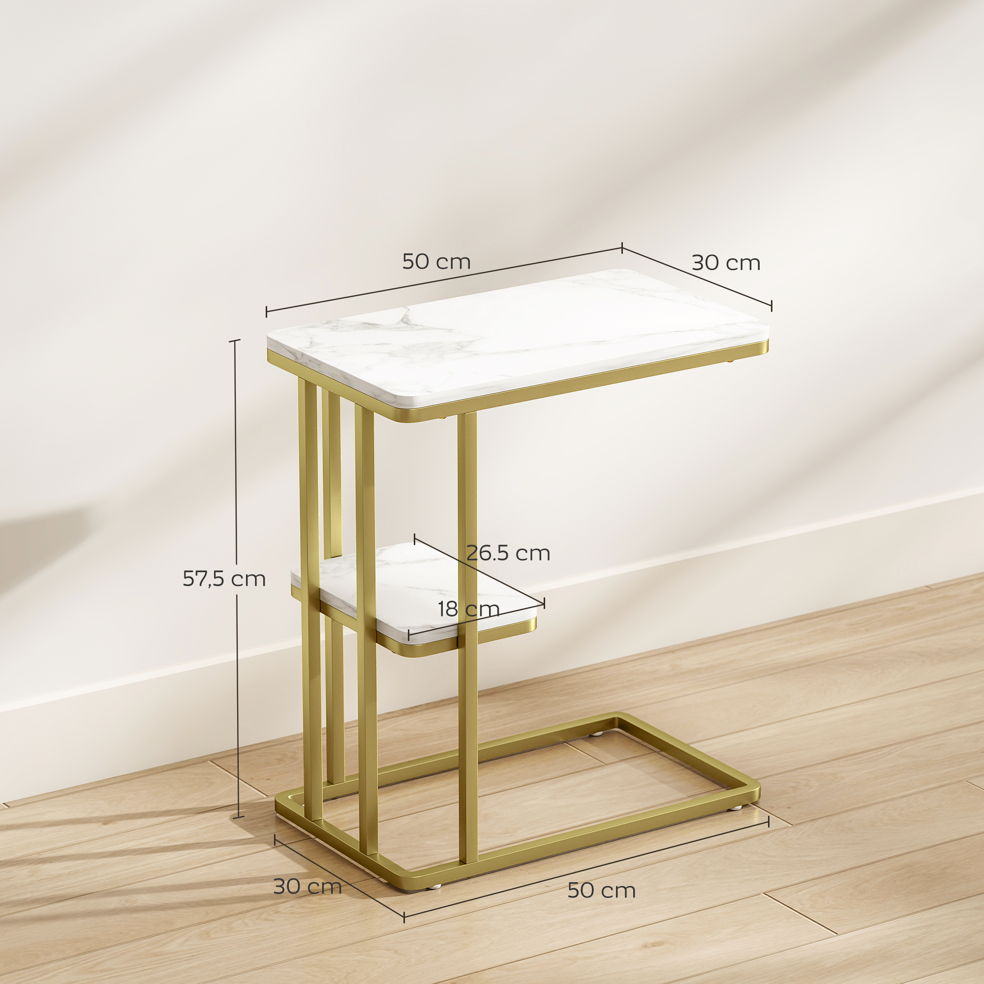 Una mesa auxiliar moderna con tapa de mármol y estructura de metal dorado.