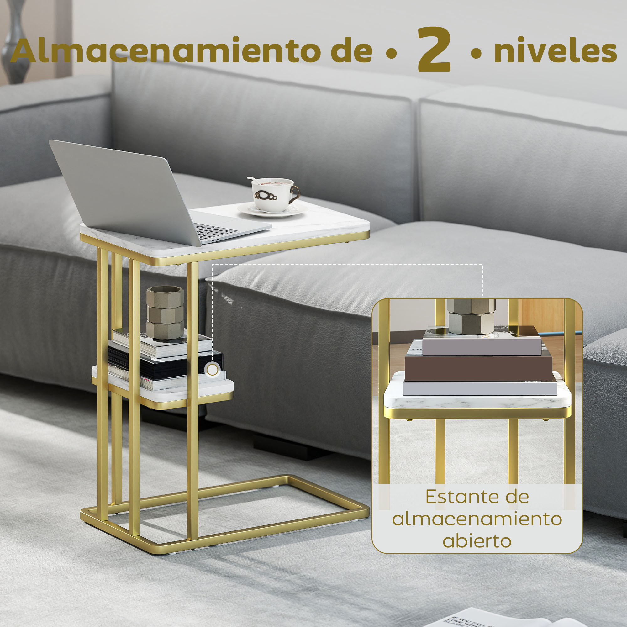 Una mesa auxiliar dorada con tapa de mármol junto a un sofá. Tiene dos estantes con libros y decoración.