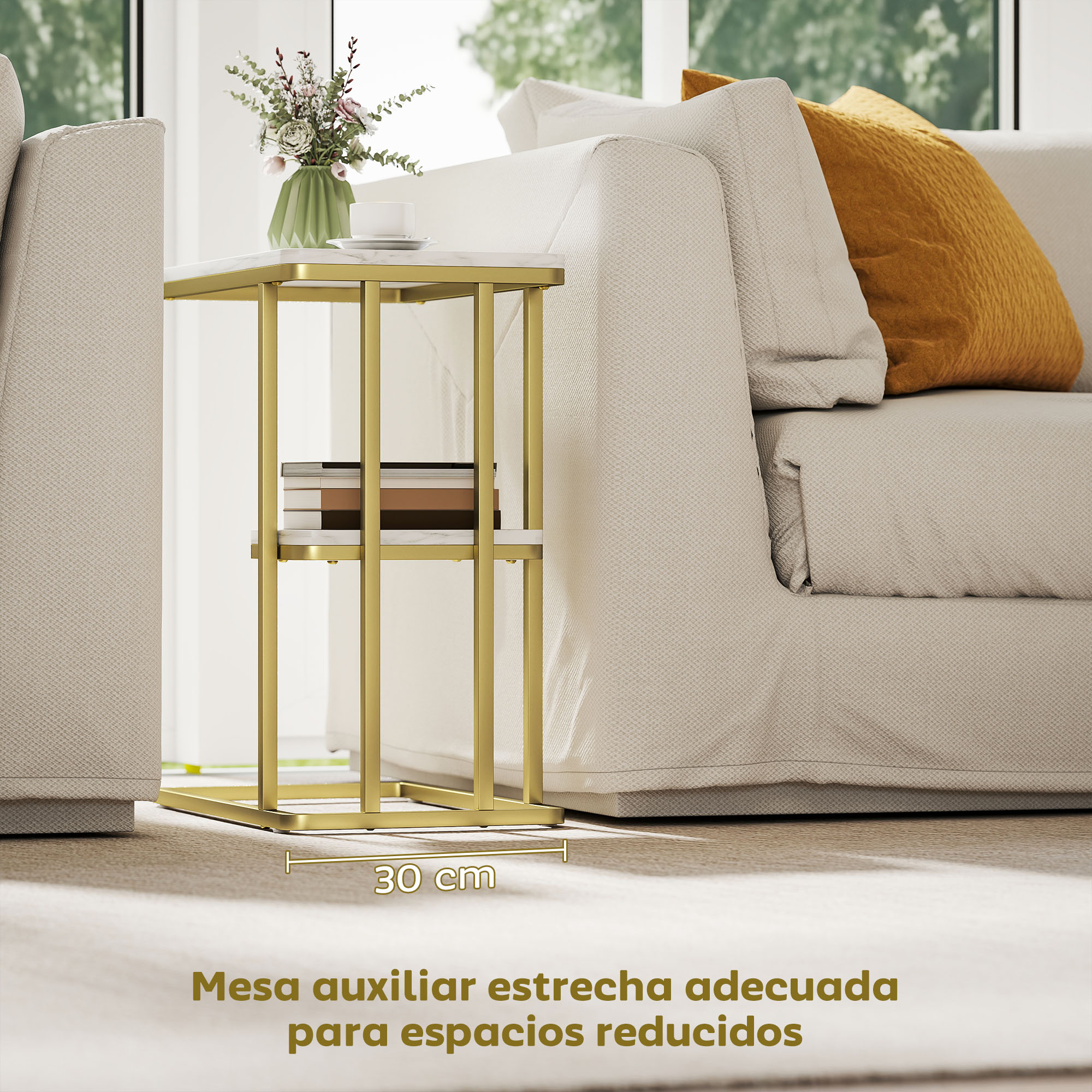 Una mesa auxiliar estrecha de metal dorado con tapa de mármol junto a un sofá.