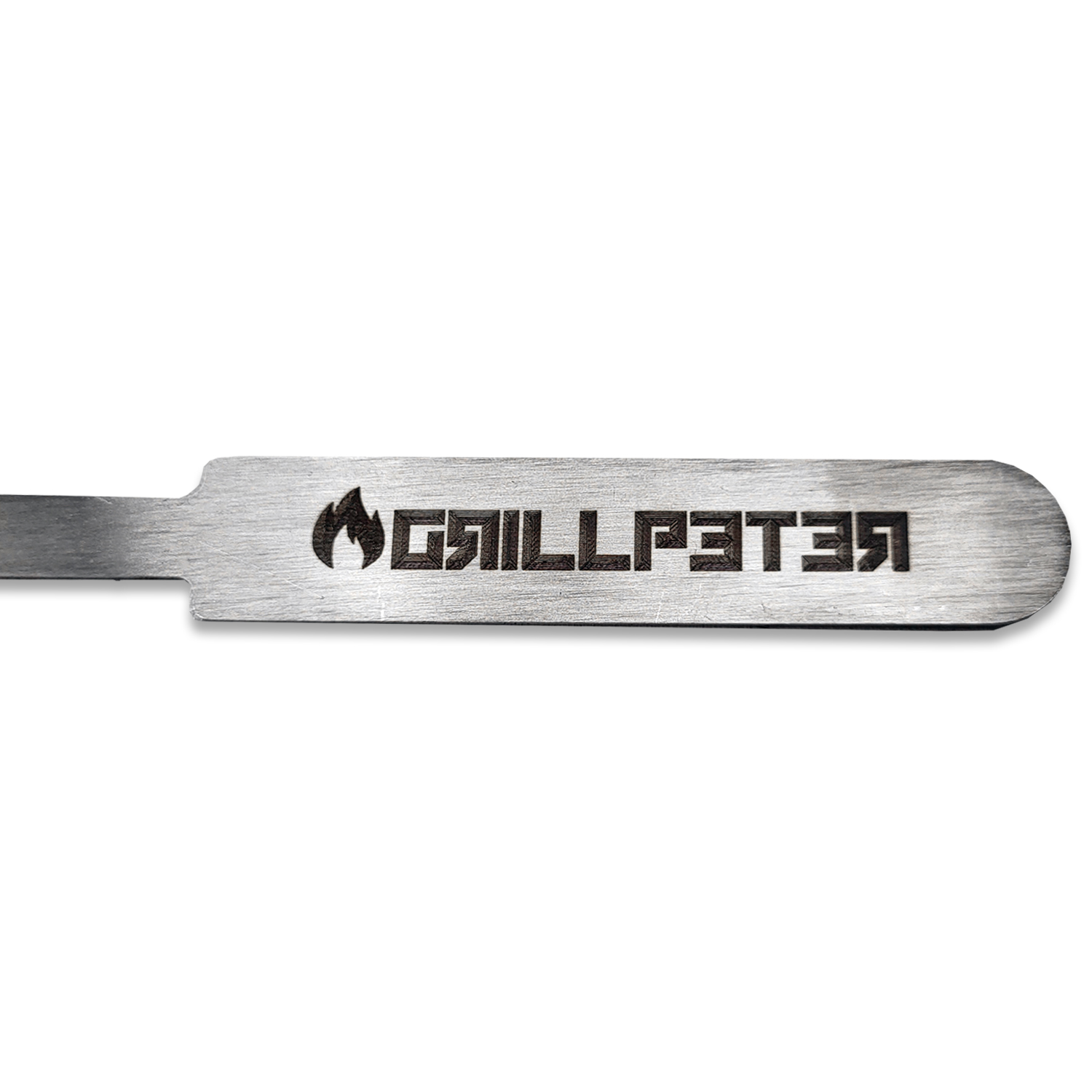 Silberne Metallplatte mit einem Flammenlogo und dem Schriftzug GRILLPETER.