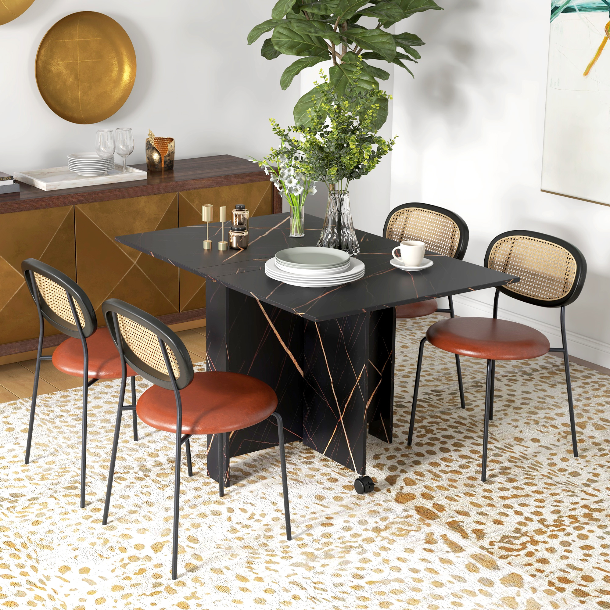 Mesa de mármol negro con cuatro sillas marrones y plantas. Acentos dorados.