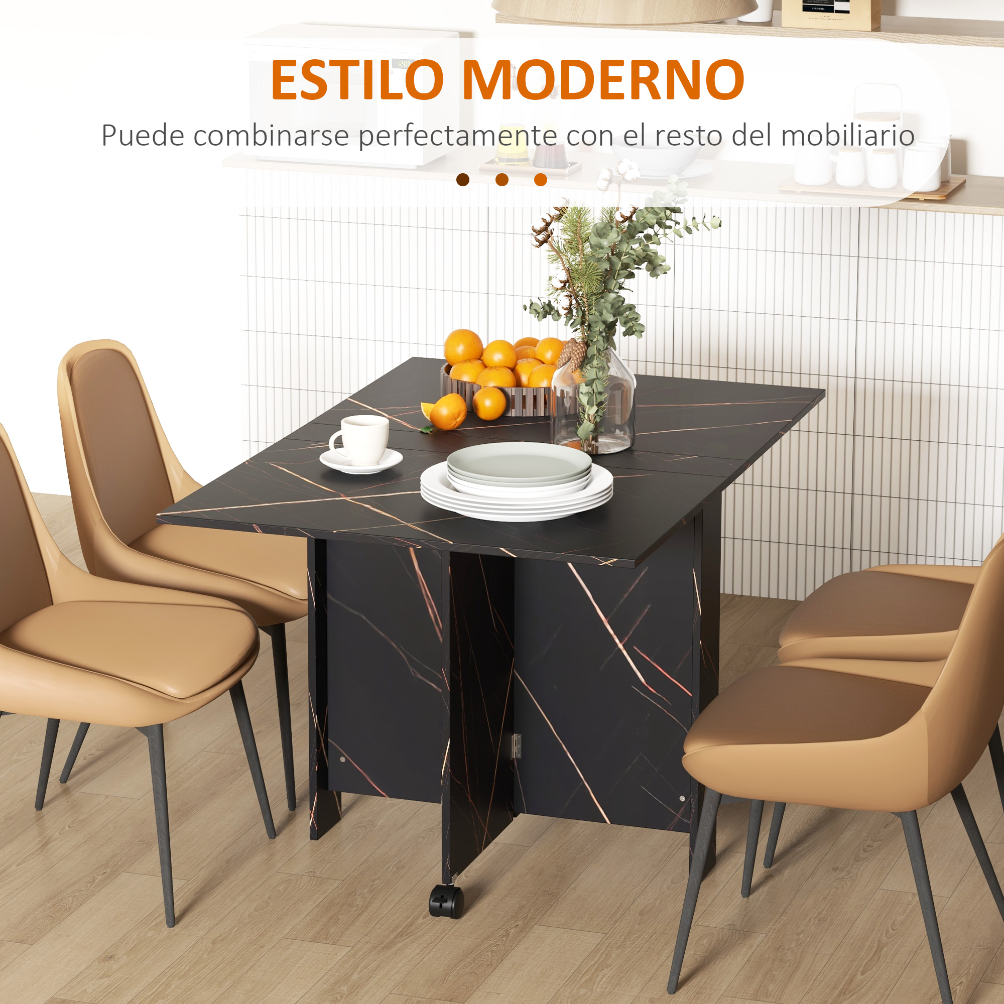 Una mesa de comedor negra con estampado de mármol, rodeada de cuatro sillas marrones.
