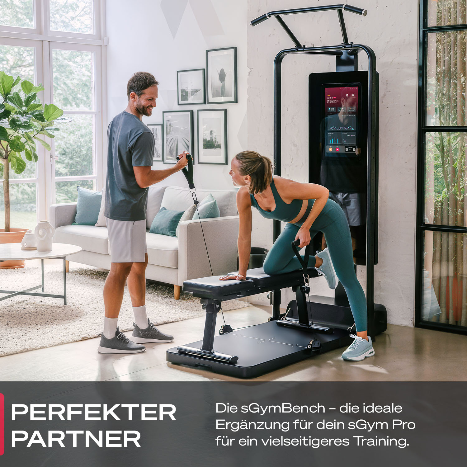 Ein Mann und eine Frau trainieren mit einem Fitnessgerät in einem hellen Raum.
