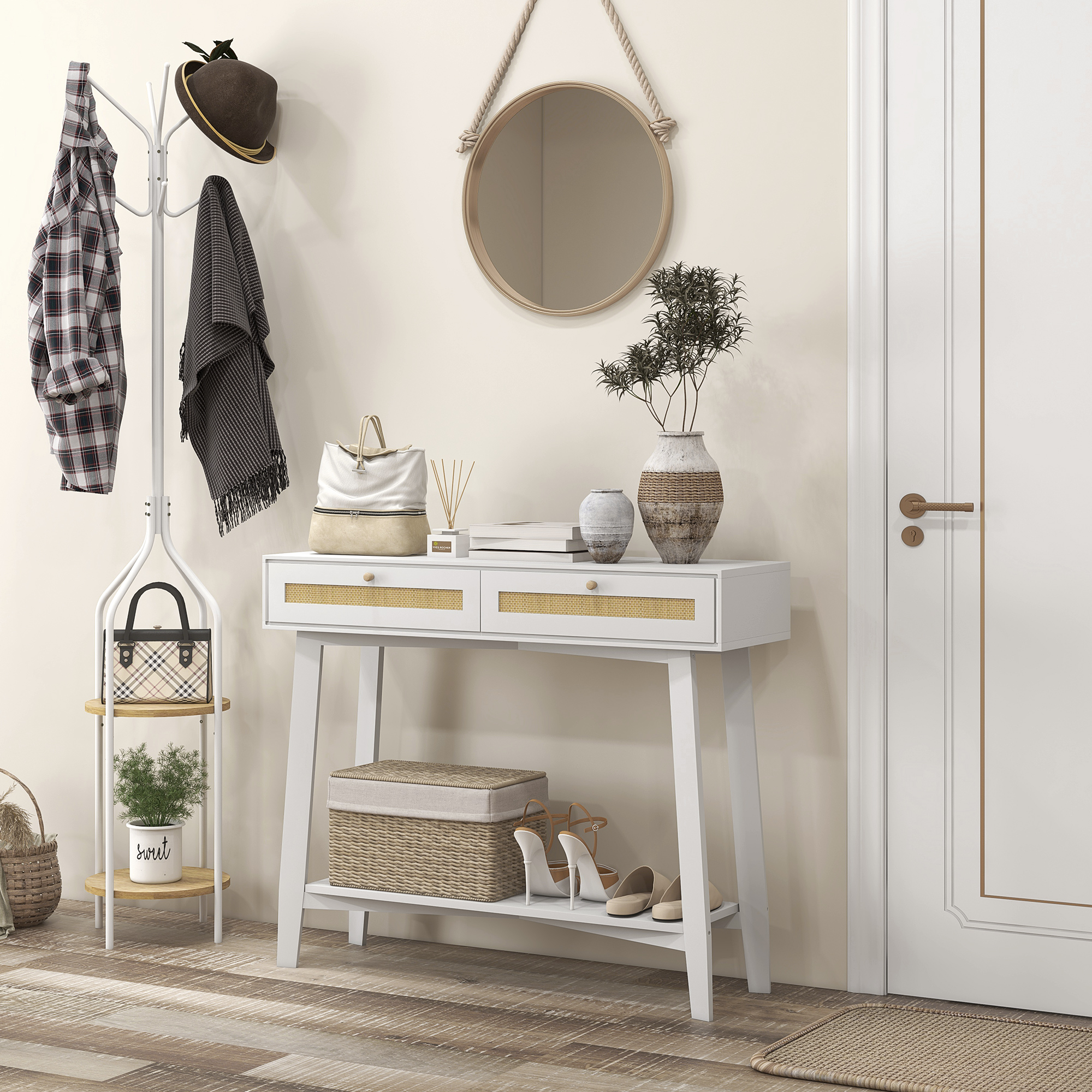 Un pasillo con perchero, espejo, consola, puertas, plantas y zapatos.