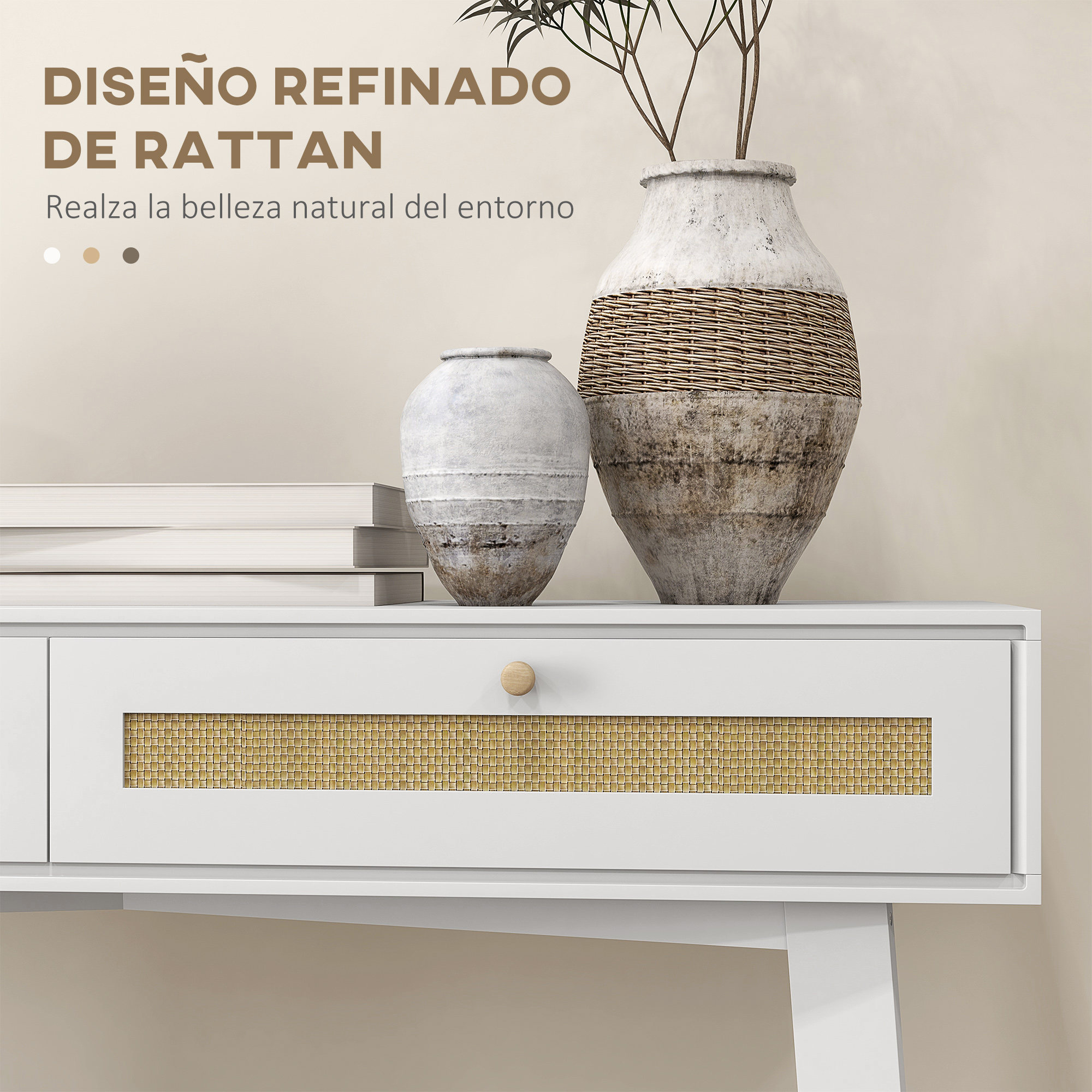 Una mesa consola blanca con dos jarrones y libros encima.