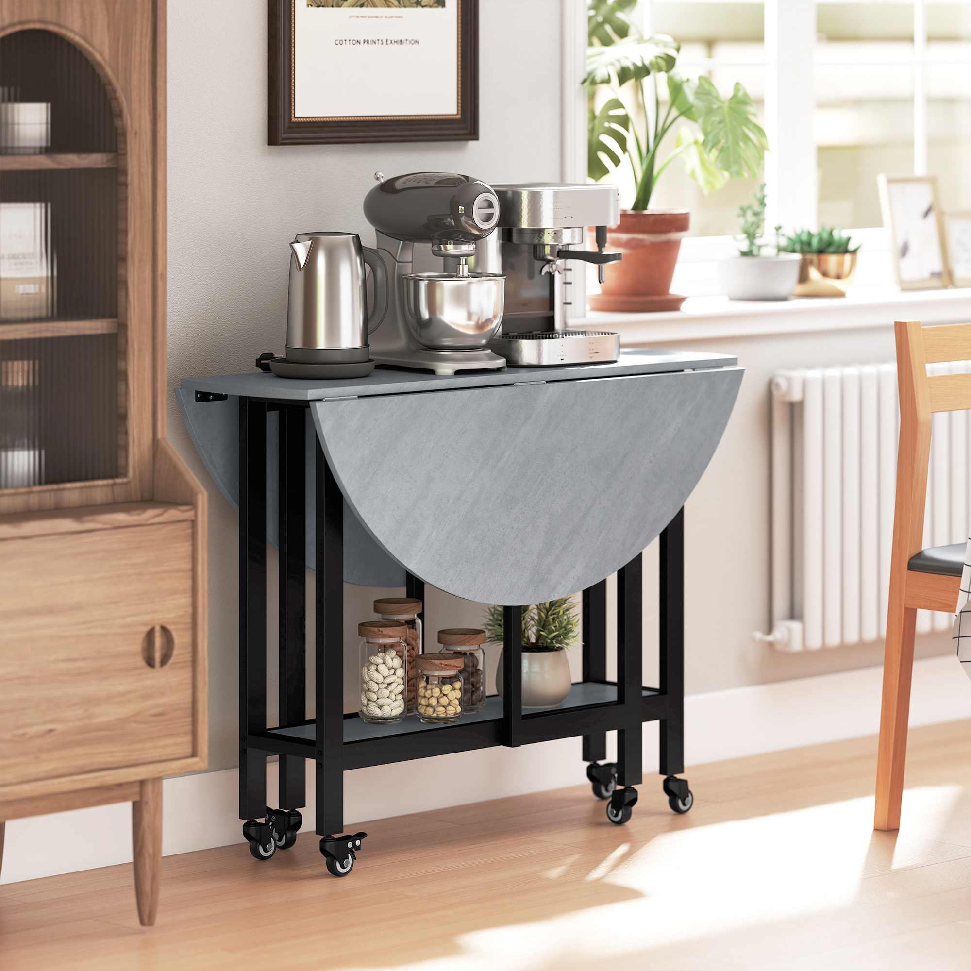 Un carrito de cocina con electrodomésticos y frascos está junto a un armario de madera. Una silla está en la mesa.
