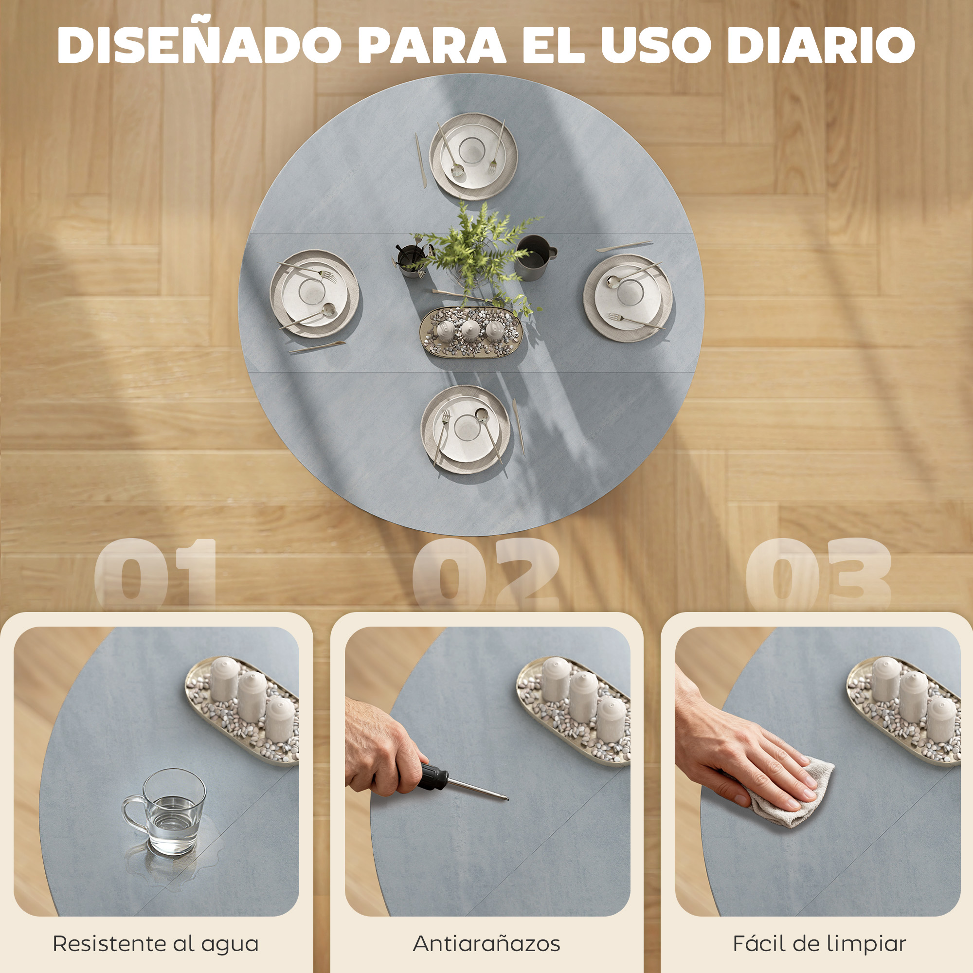 Una mesa redonda azul puesta con cuatro servicios y decoración.