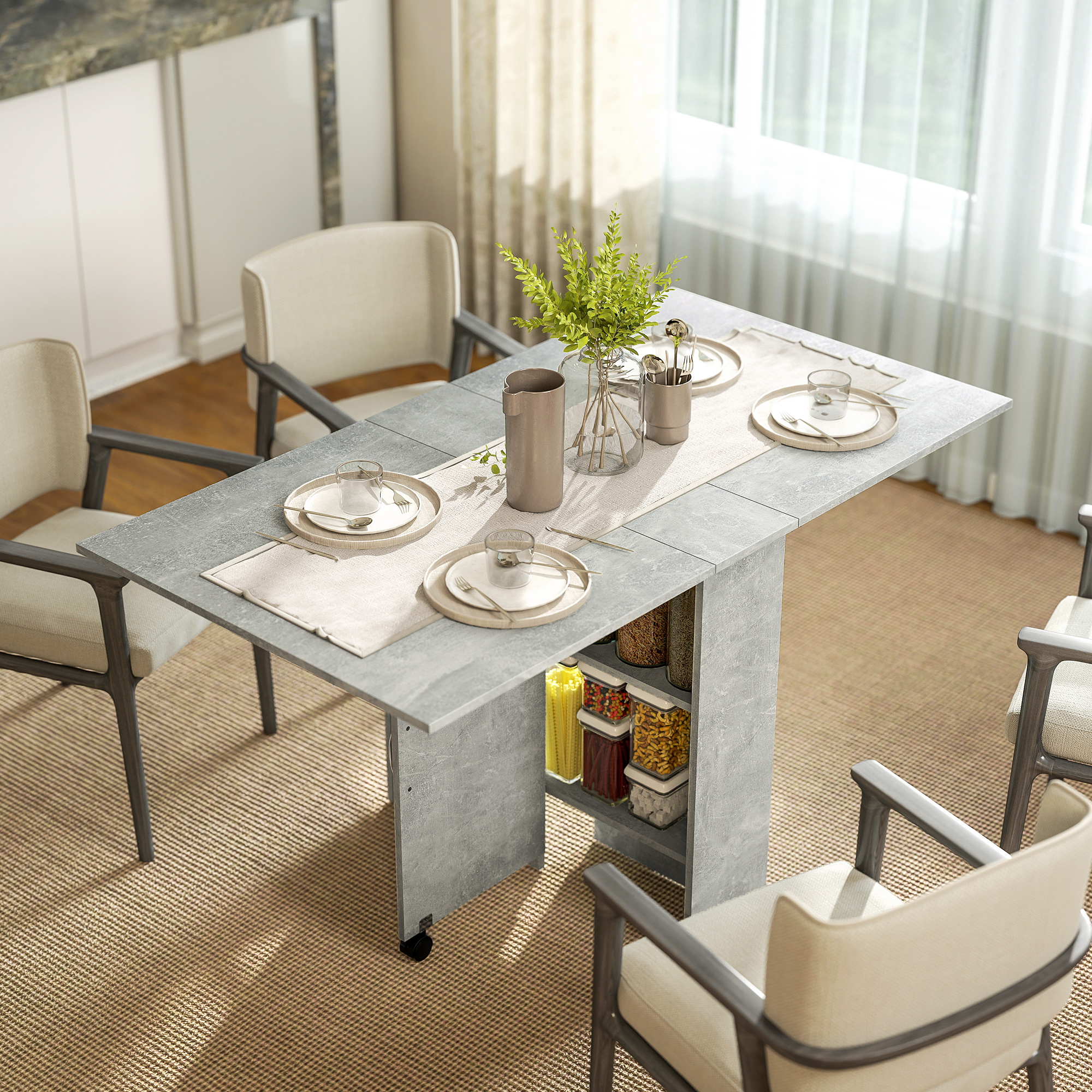 Una mesa de comedor extensible con cuatro sillas en un comedor luminoso con armarios.