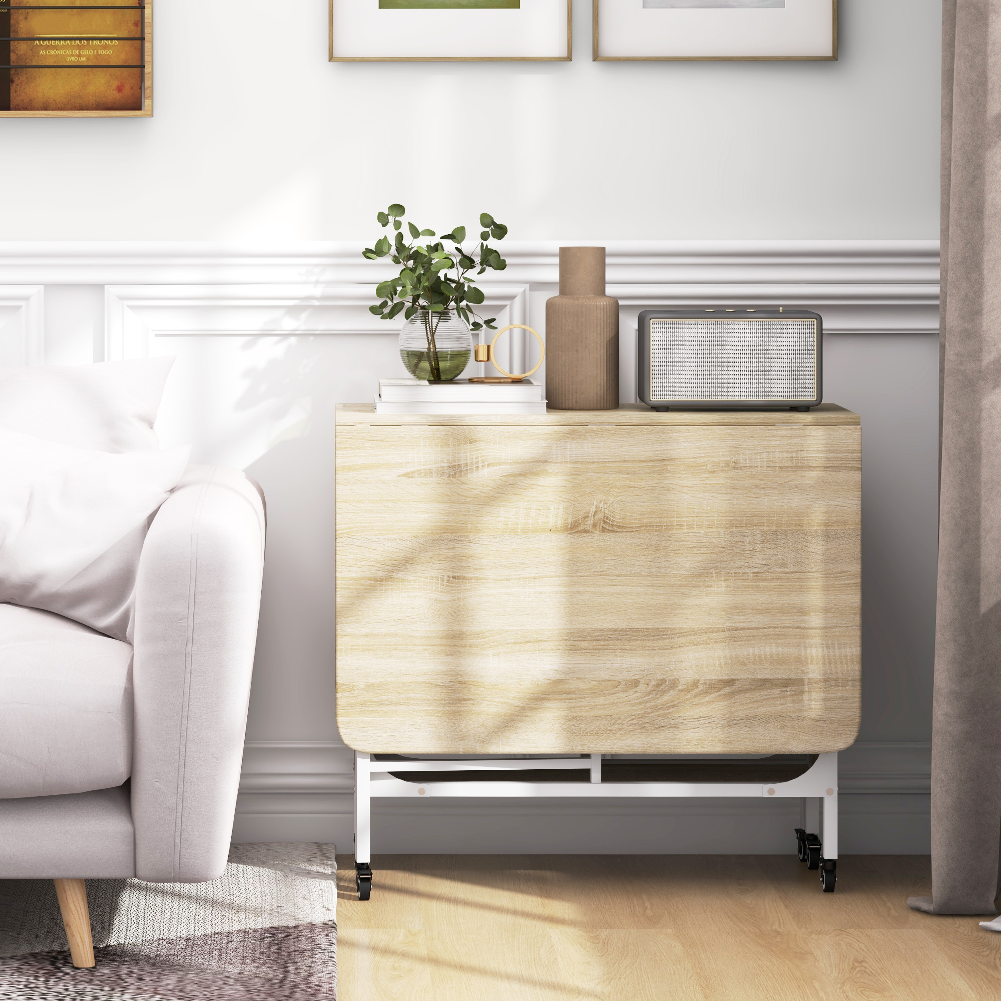 Una mesa plegable de madera clara con ruedas, un sofá y artículos decorativos.