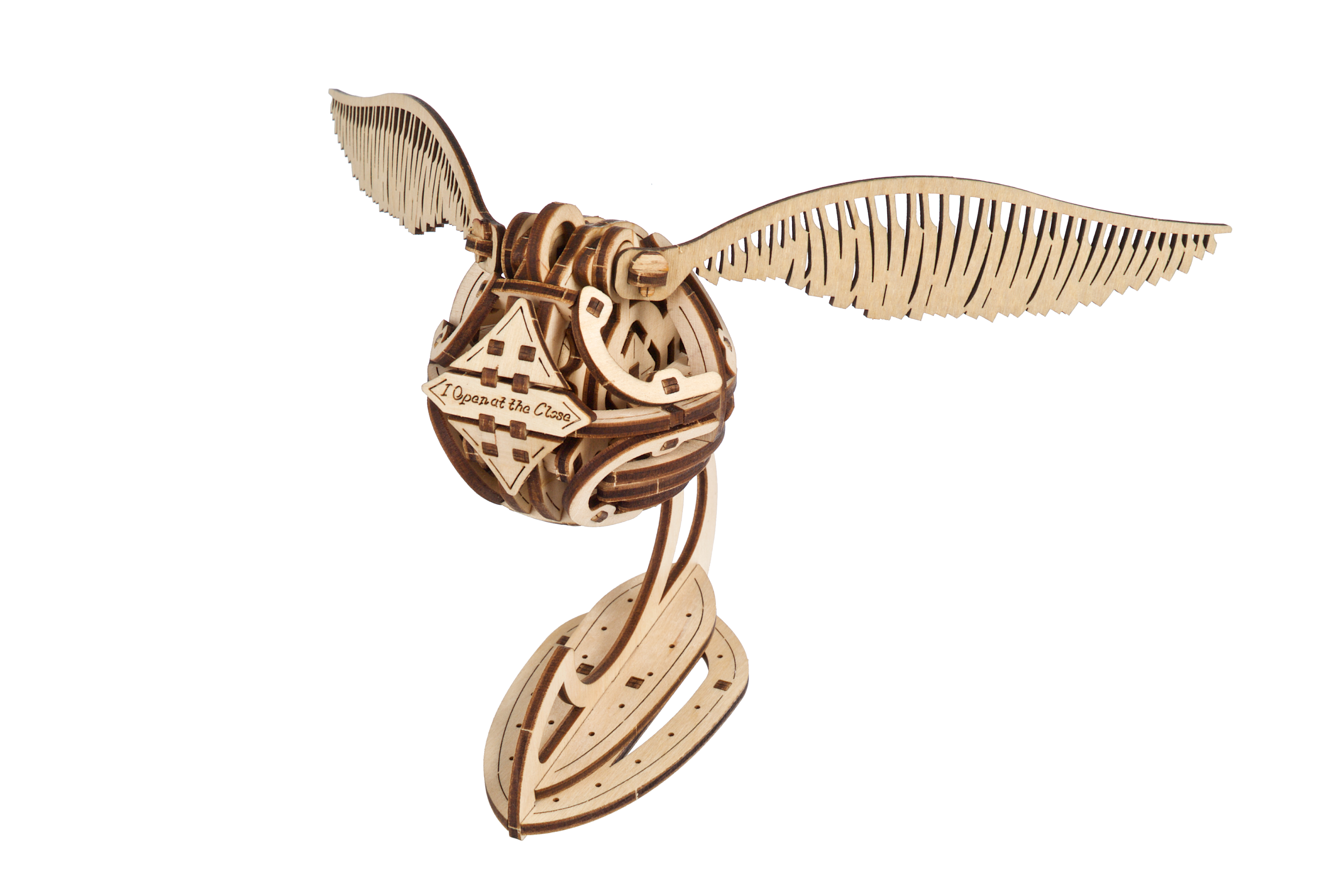 Ein hölzernes Modell des goldenen Schnatzes mit Flügeln und Sockel.