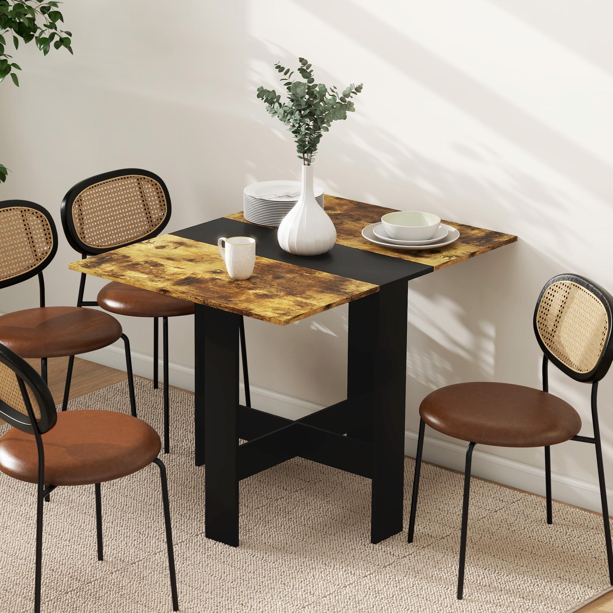 Una mesa de comedor pequeña con tablero de madera marrón y patas negras, cuatro sillas.