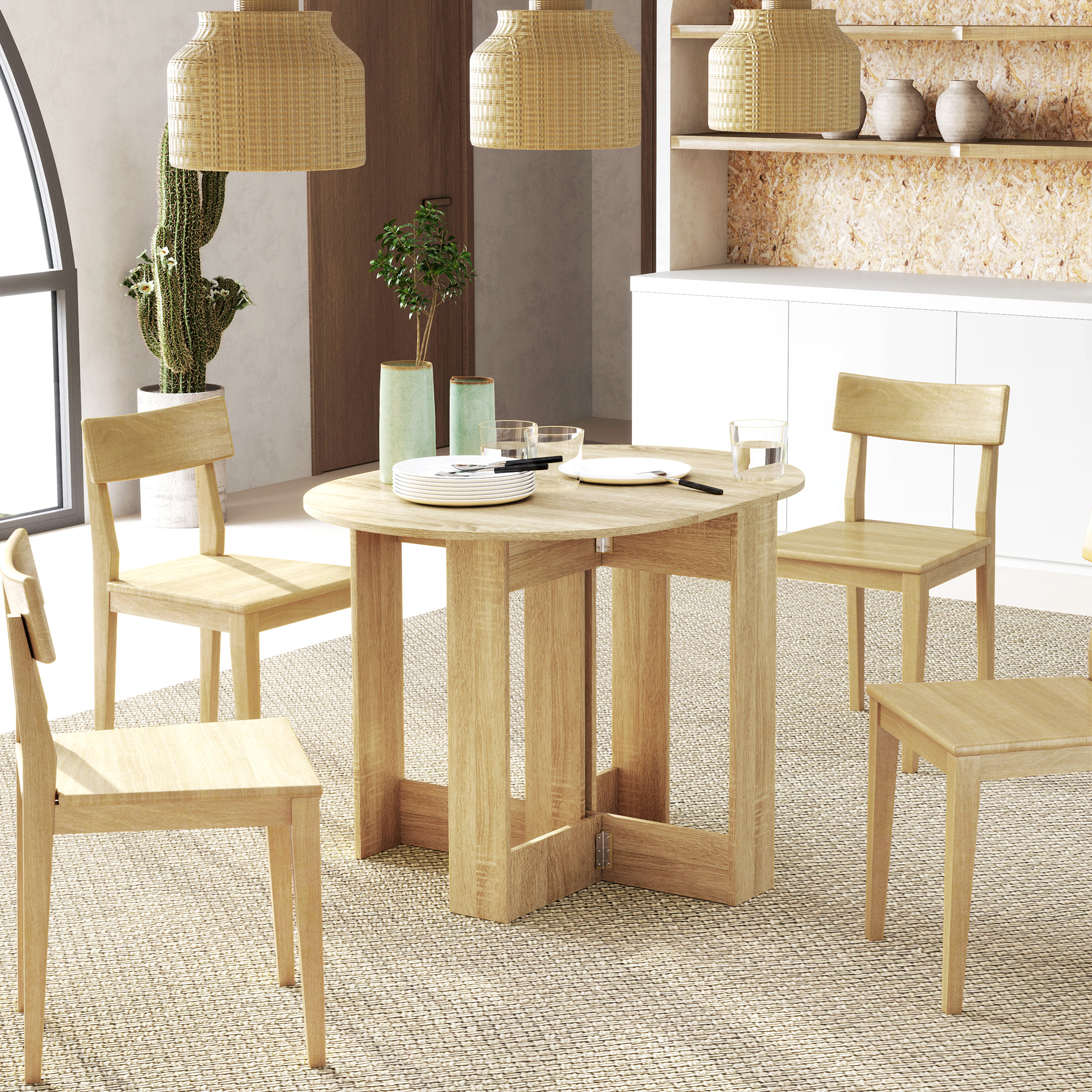Una mesa redonda de madera con cuatro sillas de madera en una sala luminosa con cactus y plantas.