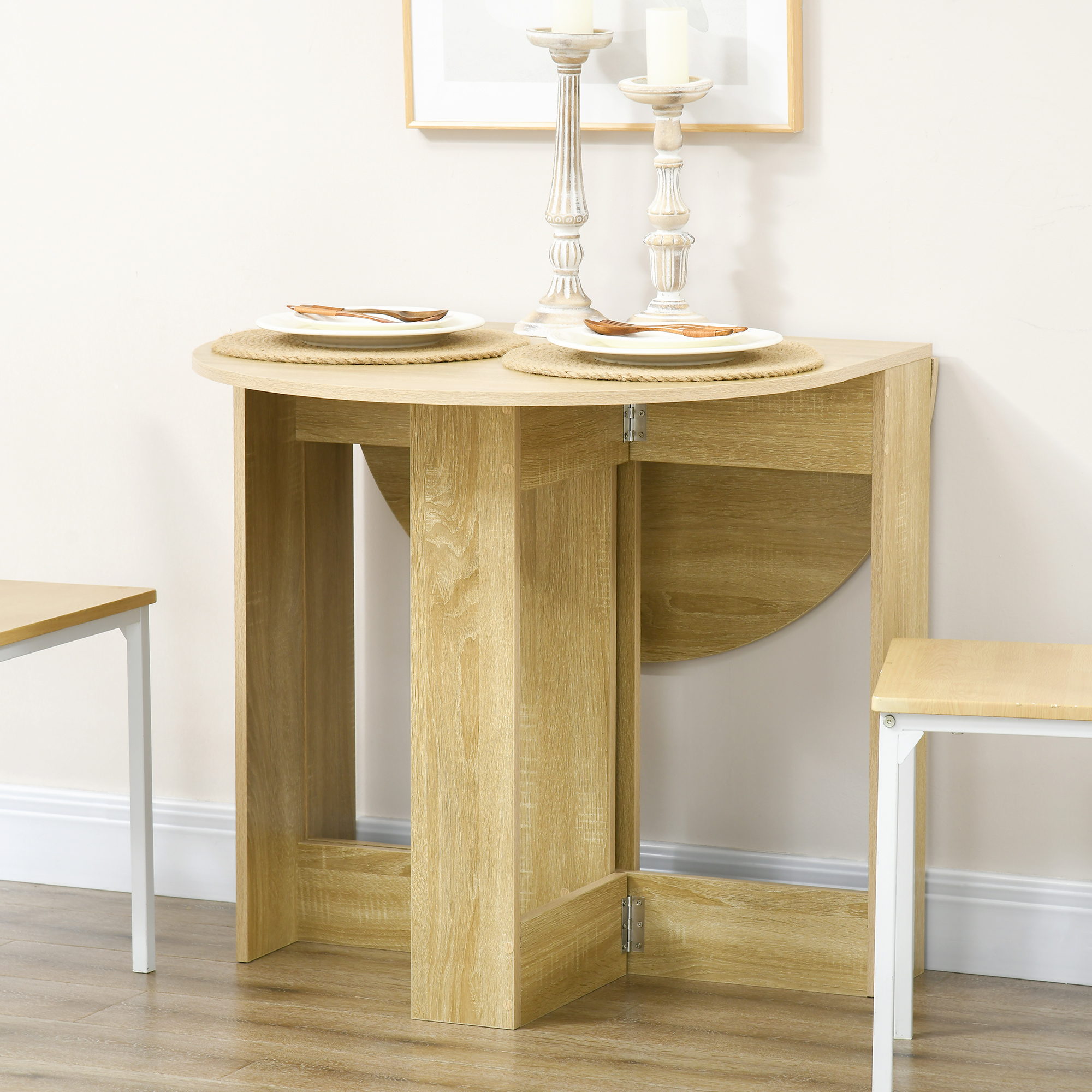 Una mesa de madera semicircular con dos platos y candelabros.