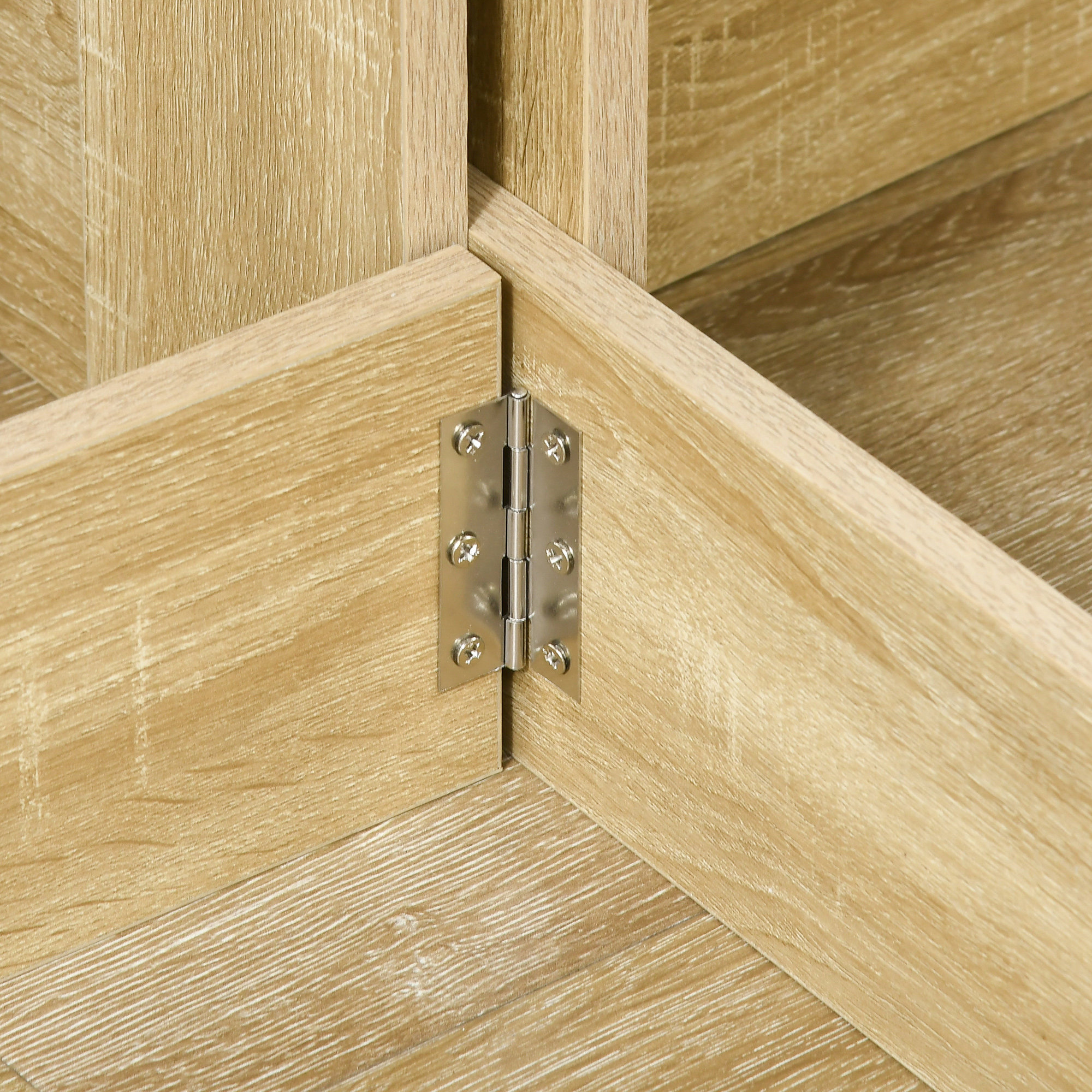 Una bisagra plateada conecta dos superficies de madera con veta de madera clara.
