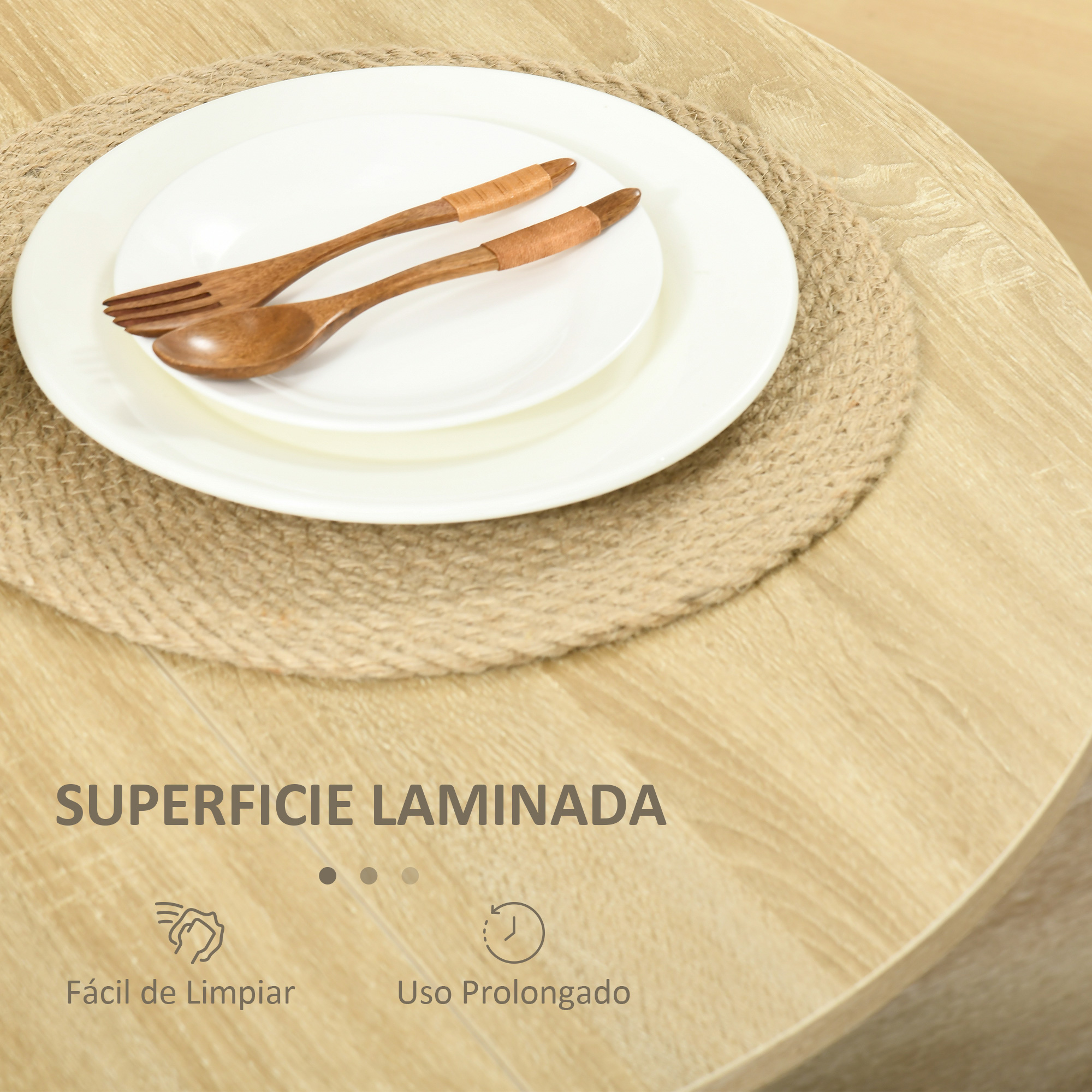 Cubiertos de madera sobre plato blanco en mantel individual de yute redondo.
