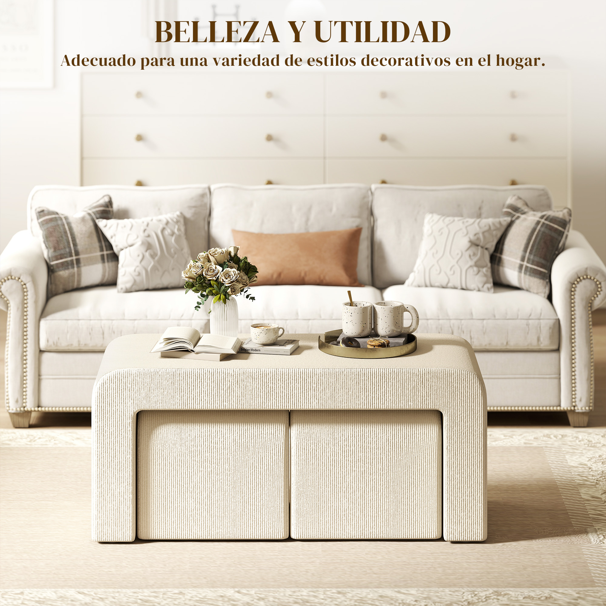 Una sala de estar luminosa con sofá blanco, mesa de centro, flores y tazas.