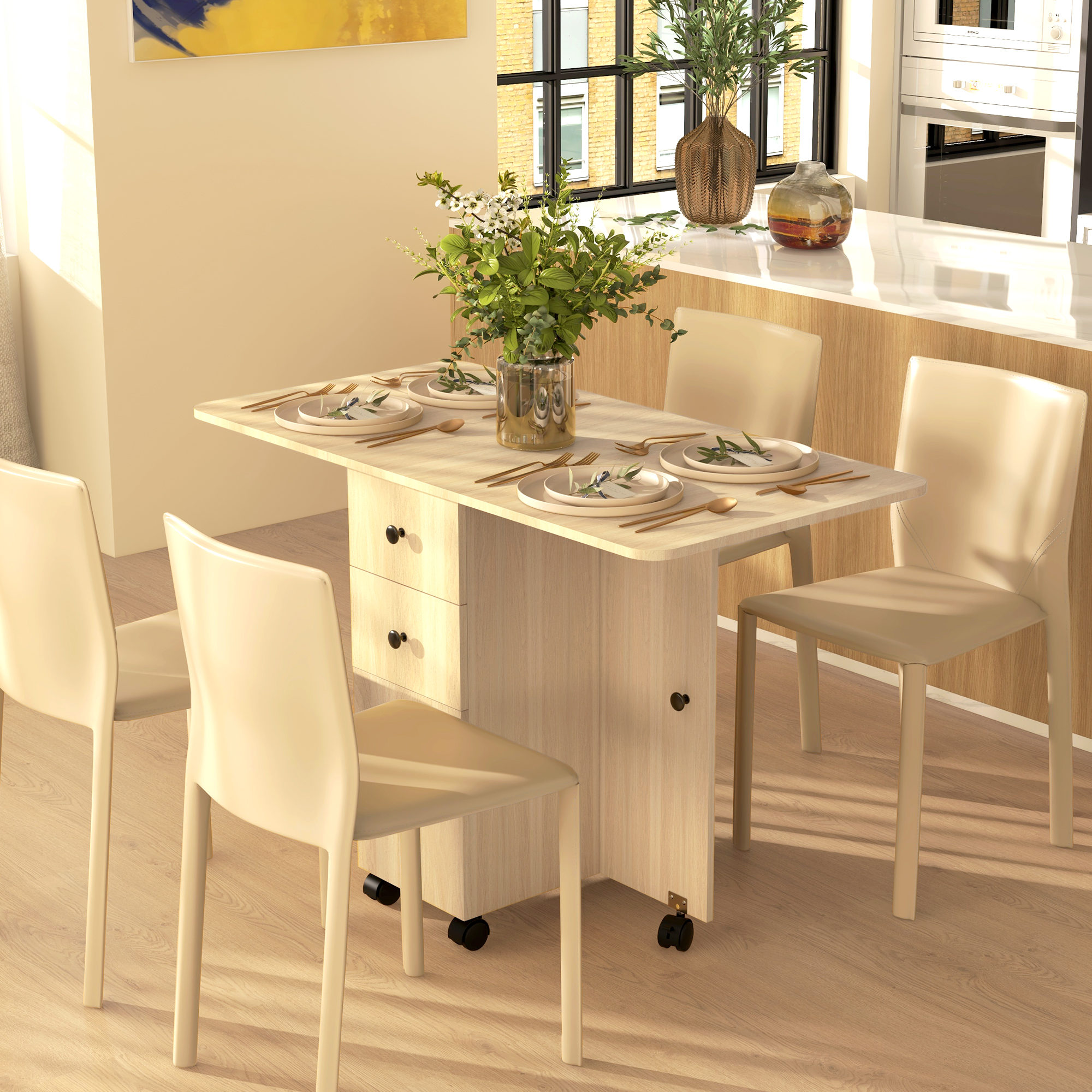 Tavolo in legno allungabile con sedie e fiori in una cucina moderna.