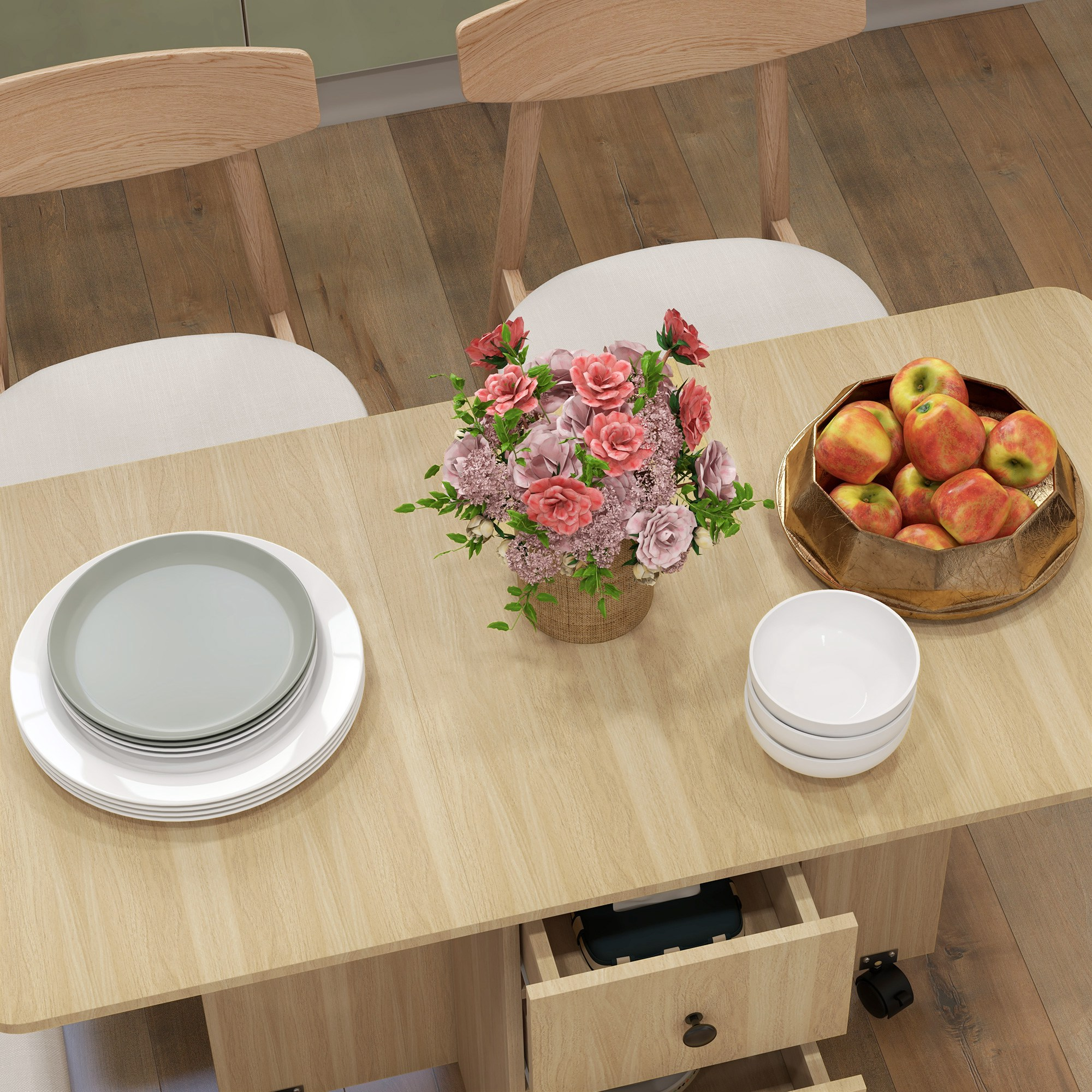 Mesa de madera con flores, manzanas y vajilla, dos sillas cerca.