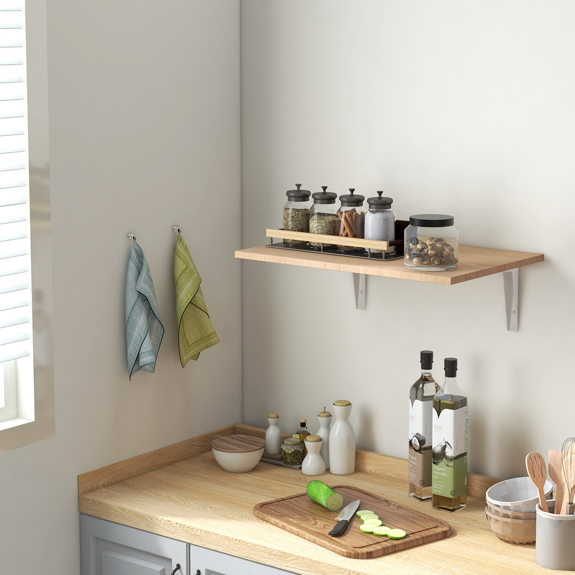 Cocina con superficies de madera, frascos de especias, botellas de aceite y utensilios.