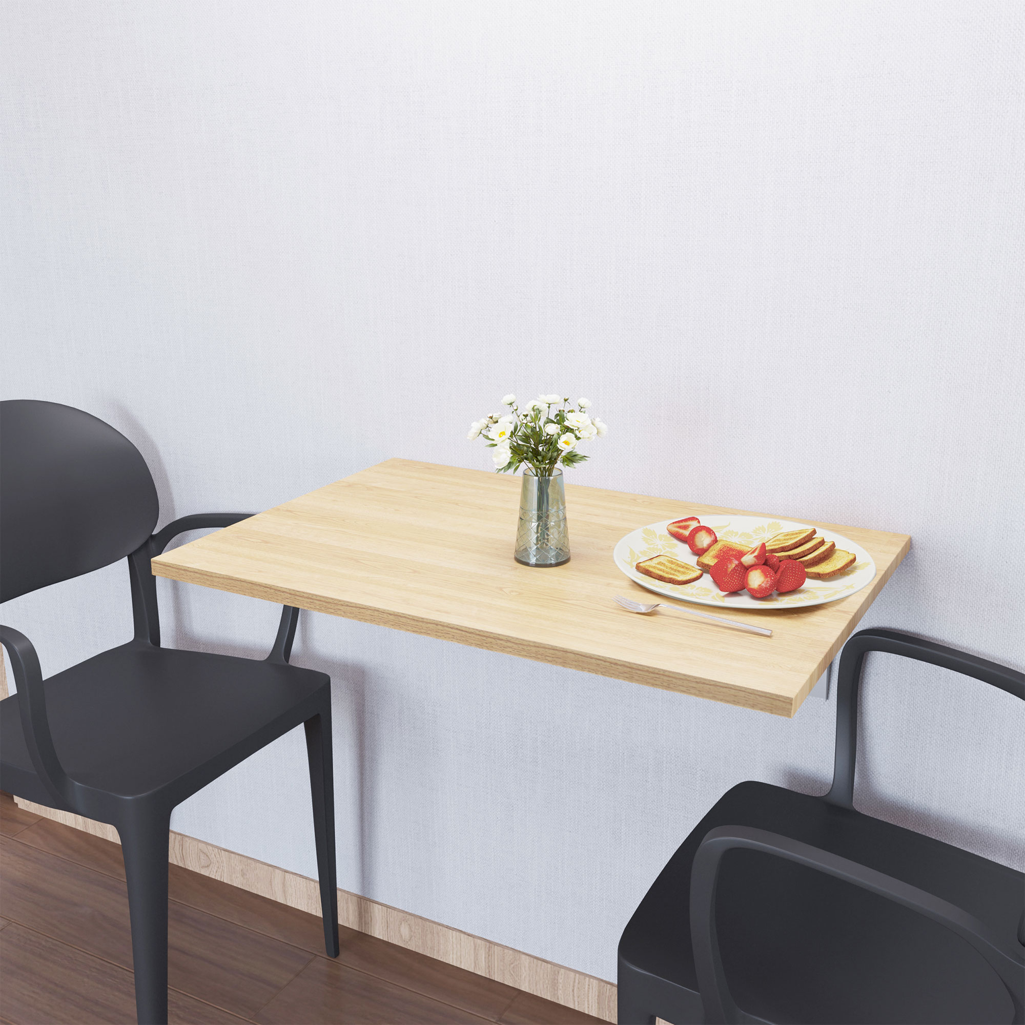 Una mesa de madera con desayuno y flores junto a dos sillas negras.