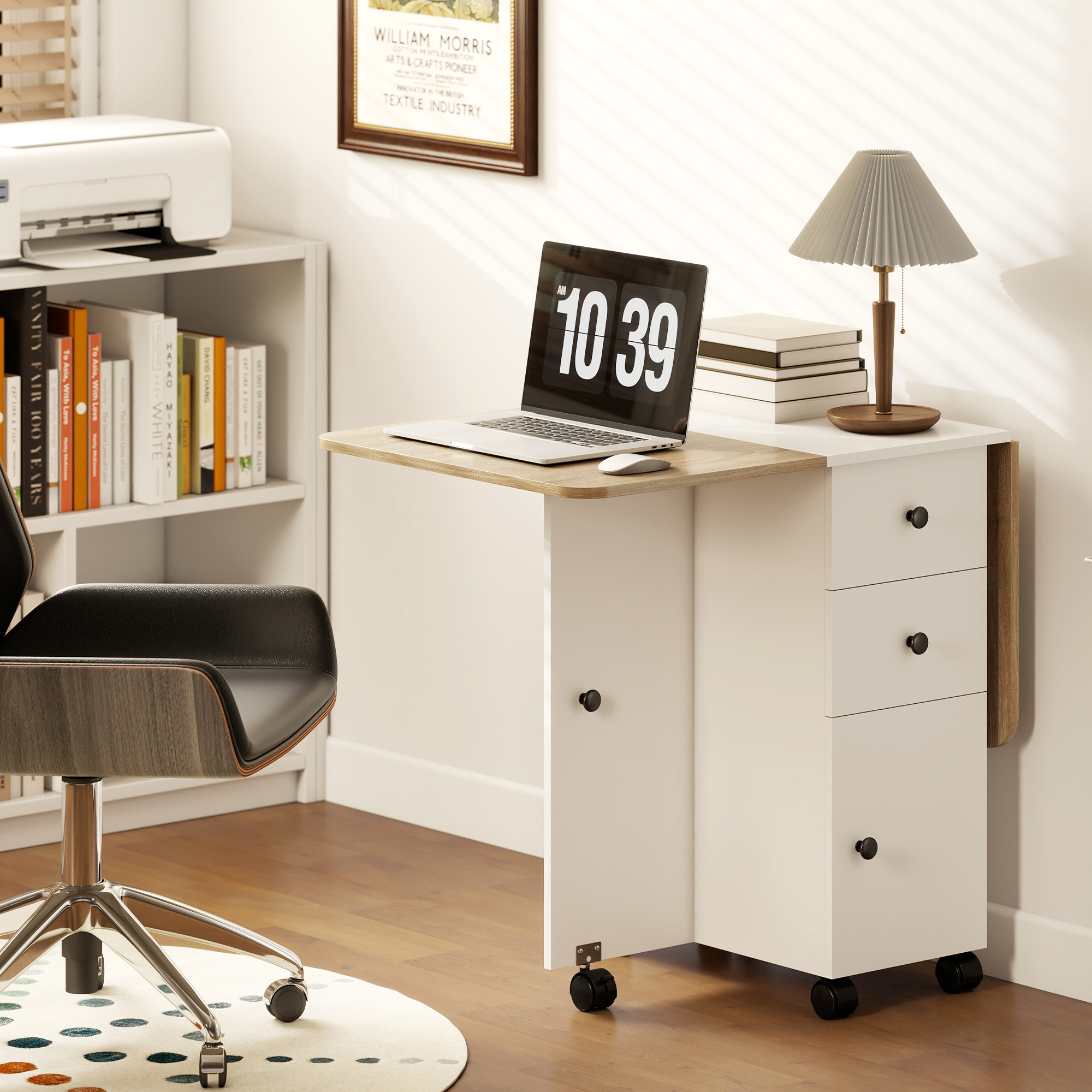 Un escritorio blanco con laptop, ratón, lámpara y impresora. Una silla de oficina delante.