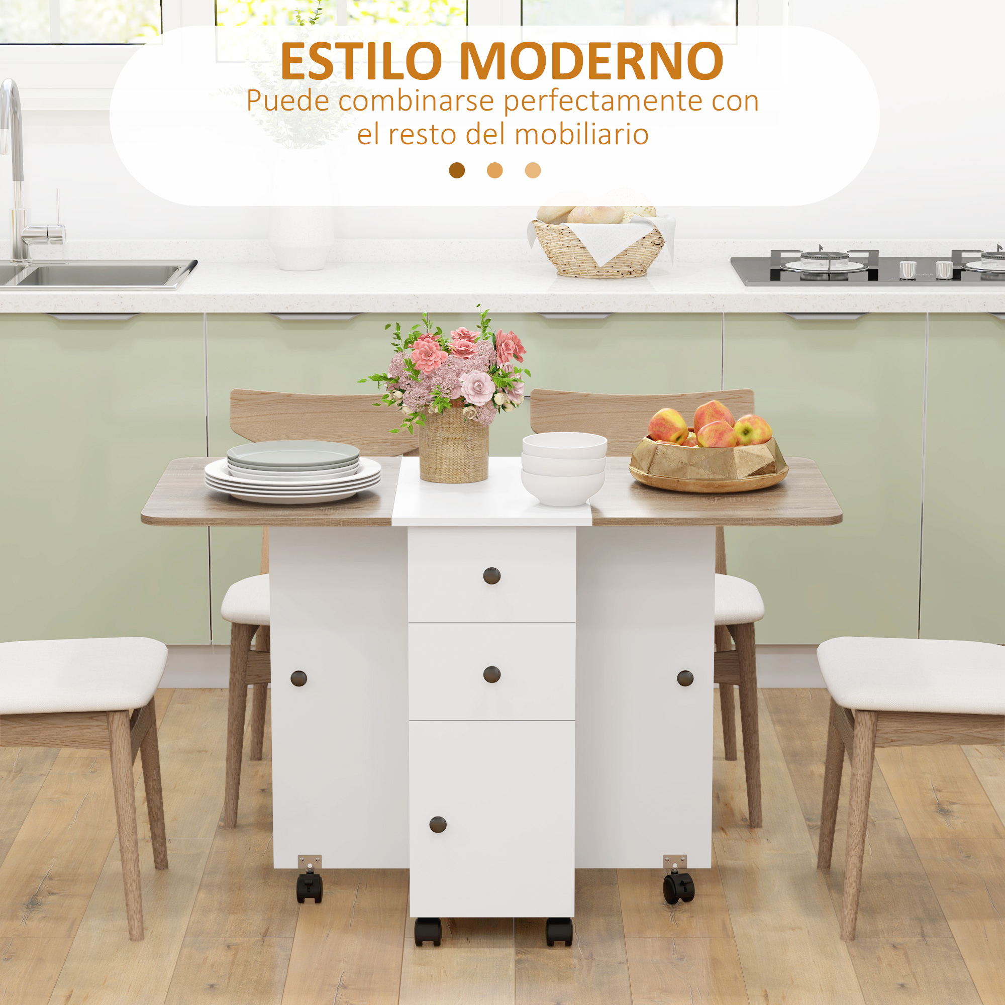 Una mesa de comedor extensible con sillas en una cocina luminosa con flores y fruta.