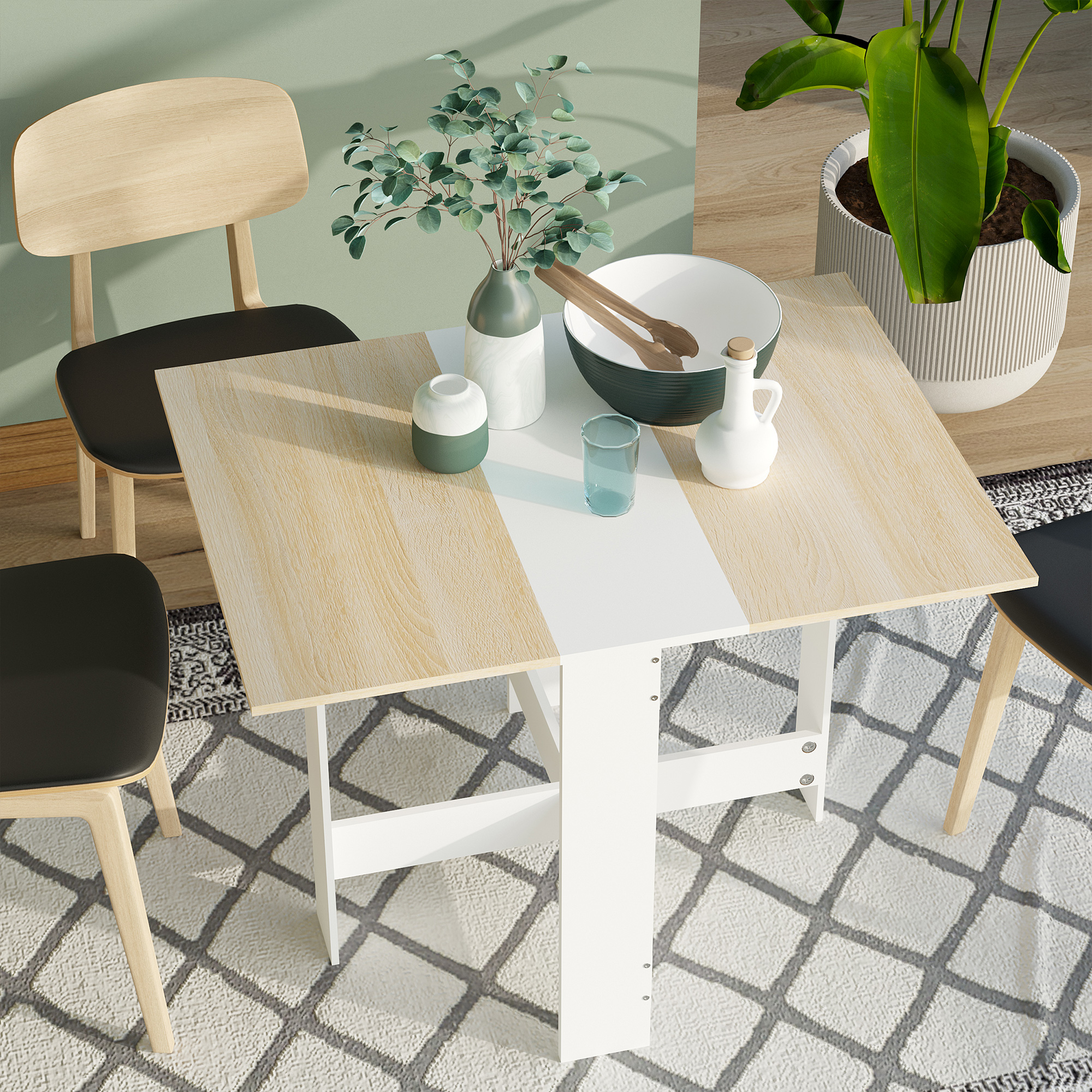 Una mesa de madera con cuatro sillas en una habitación verde claro.
