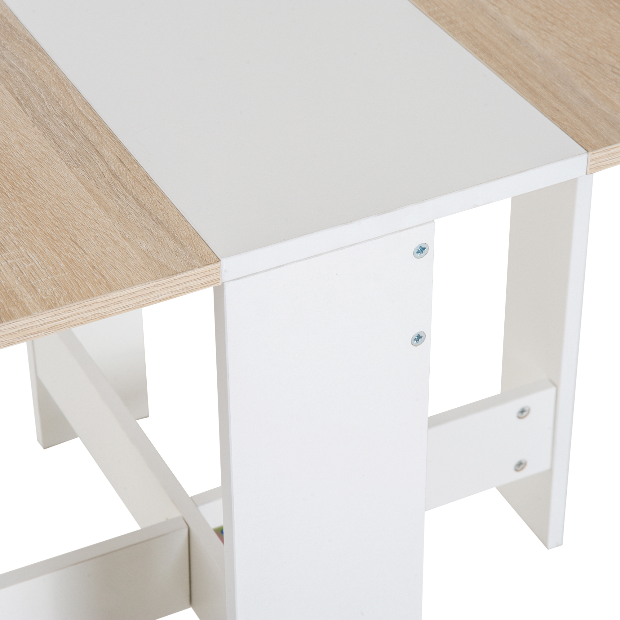 Primer plano de una mesa blanca y marrón claro con tornillos visibles.