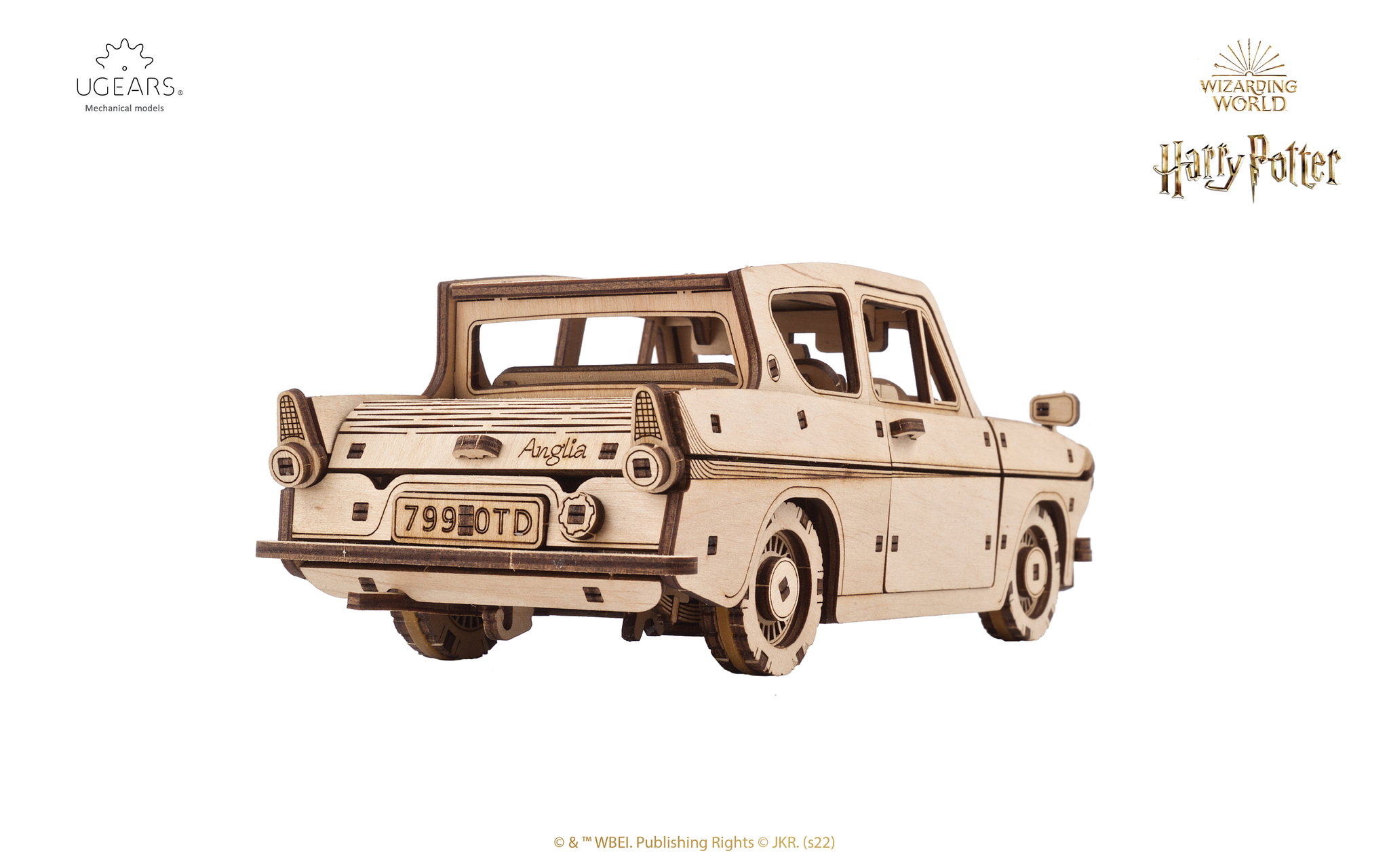 Ein hölzernes Modellauto Anglia mit Kennzeichen 799 OTD.
