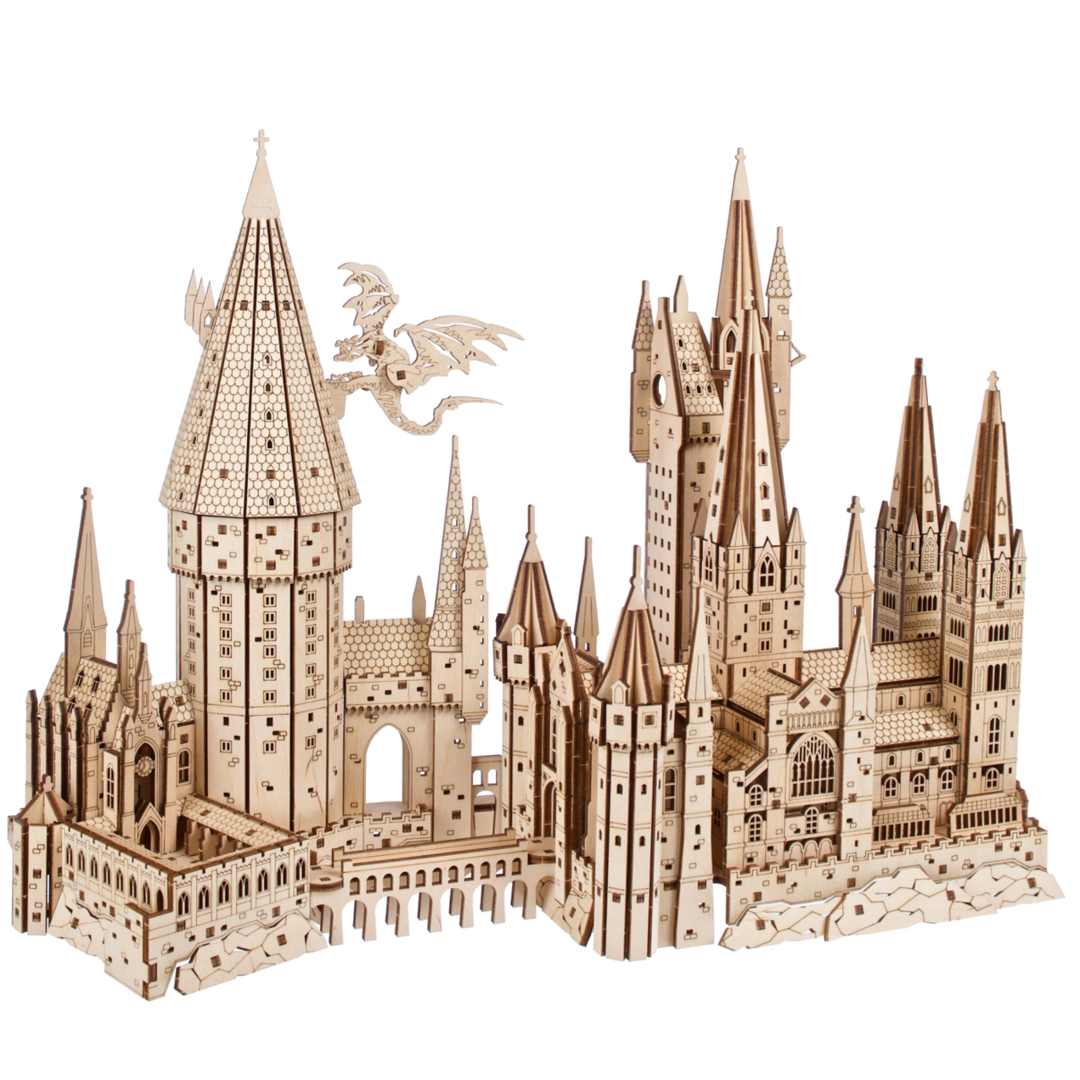 Holzmodell einer Burg mit Drachenfigur, detailliert und komplex.