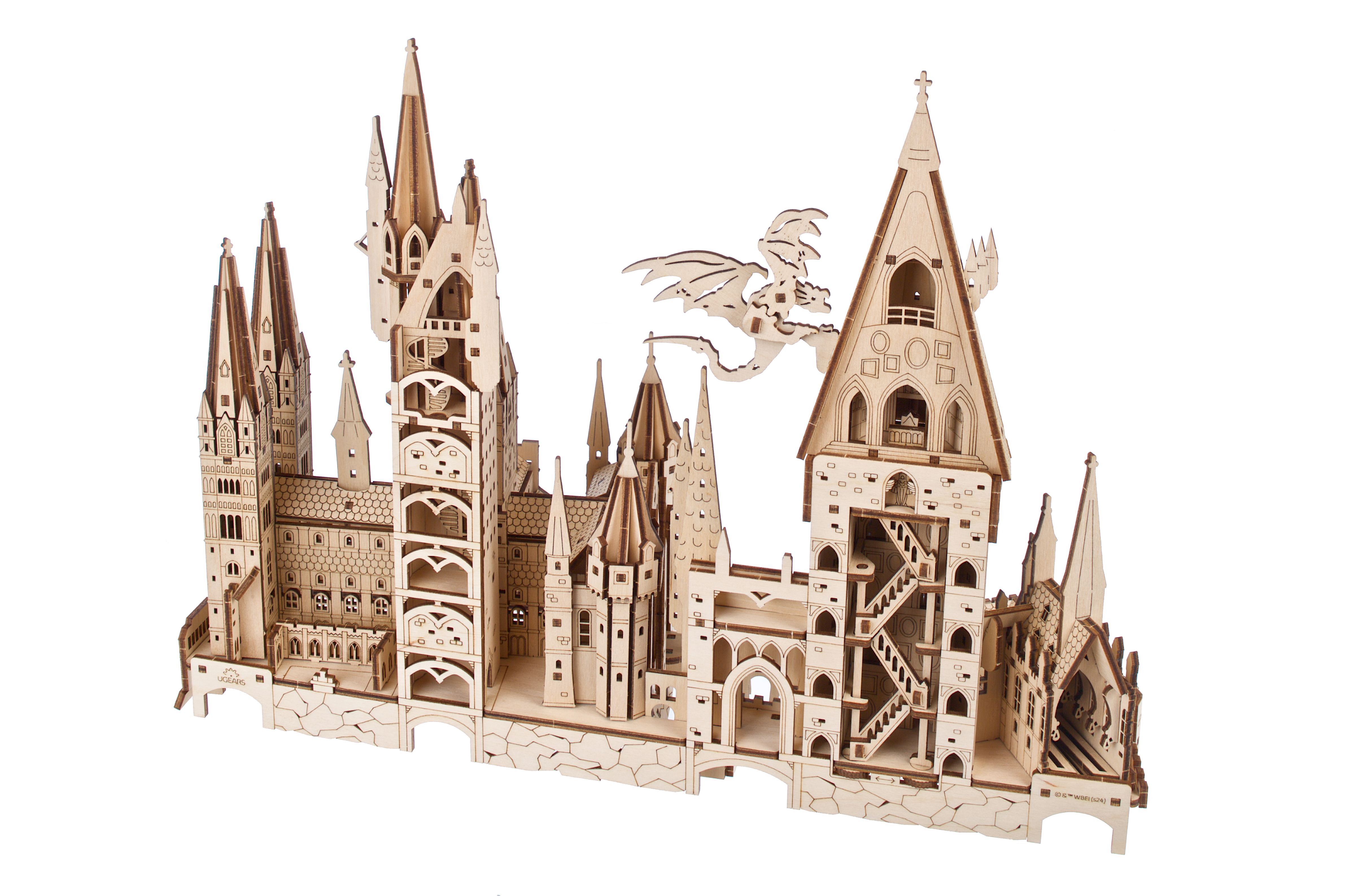 Ein Holzmodell einer Burg mit Drachenfigur und detaillierten Türmen.