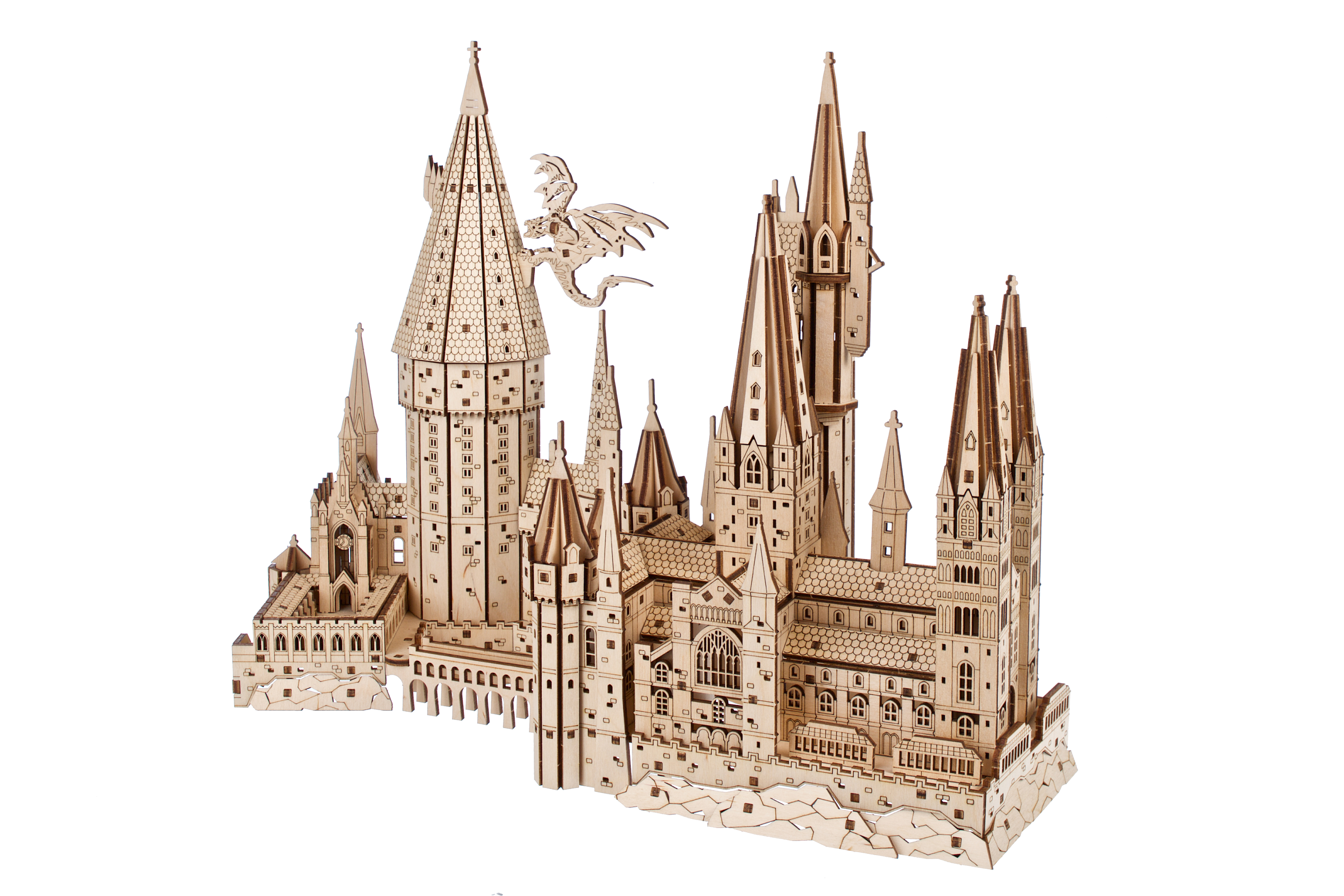 Ein Holzmodell einer Burg mit vielen Türmen und einem Drachen darauf.