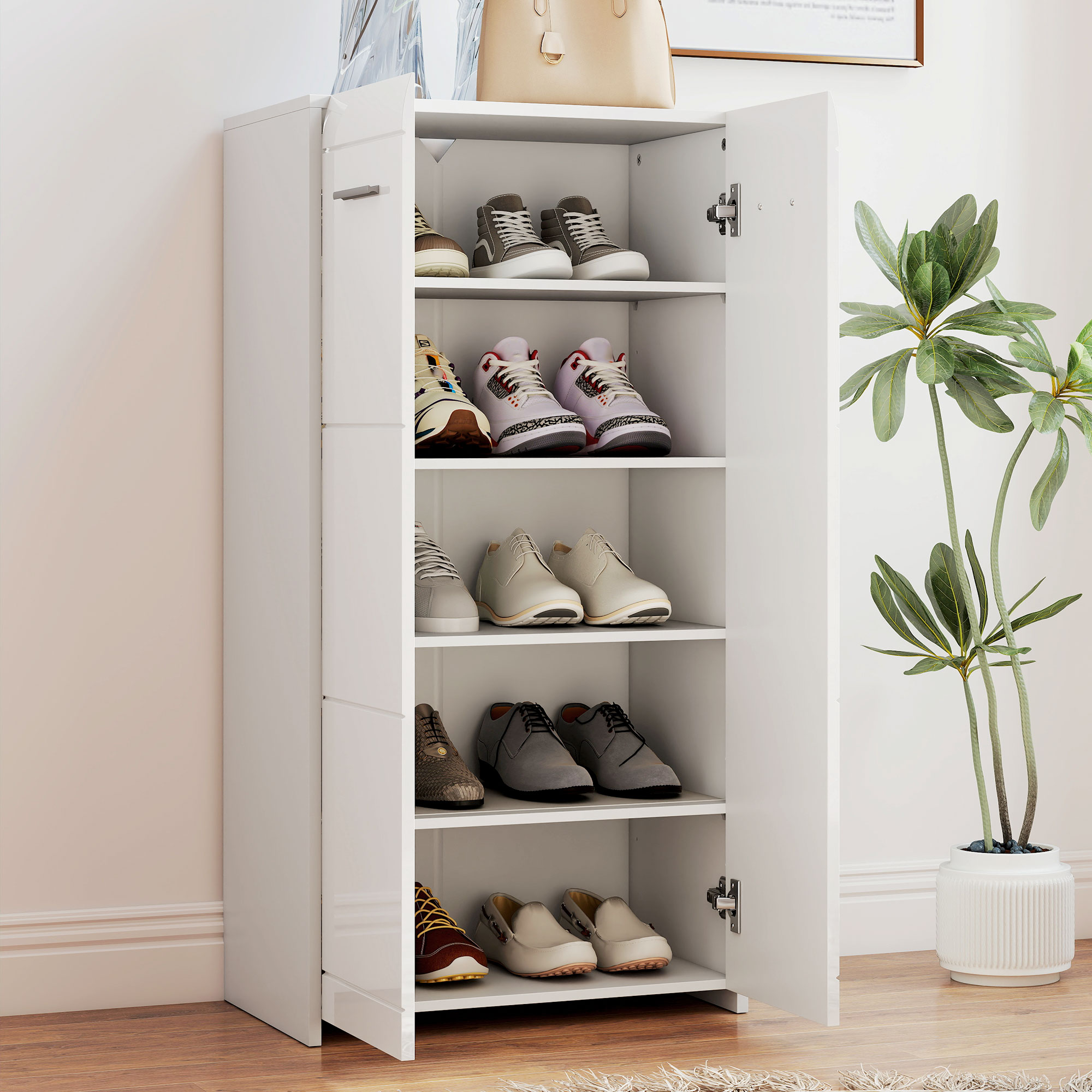 Un zapatero blanco con puertas abiertas, lleno de varios zapatos.
