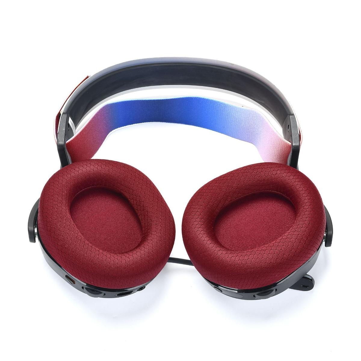 Rote Kopfhörer mit blau-rotem Stirnband auf weißem Hintergrund.
