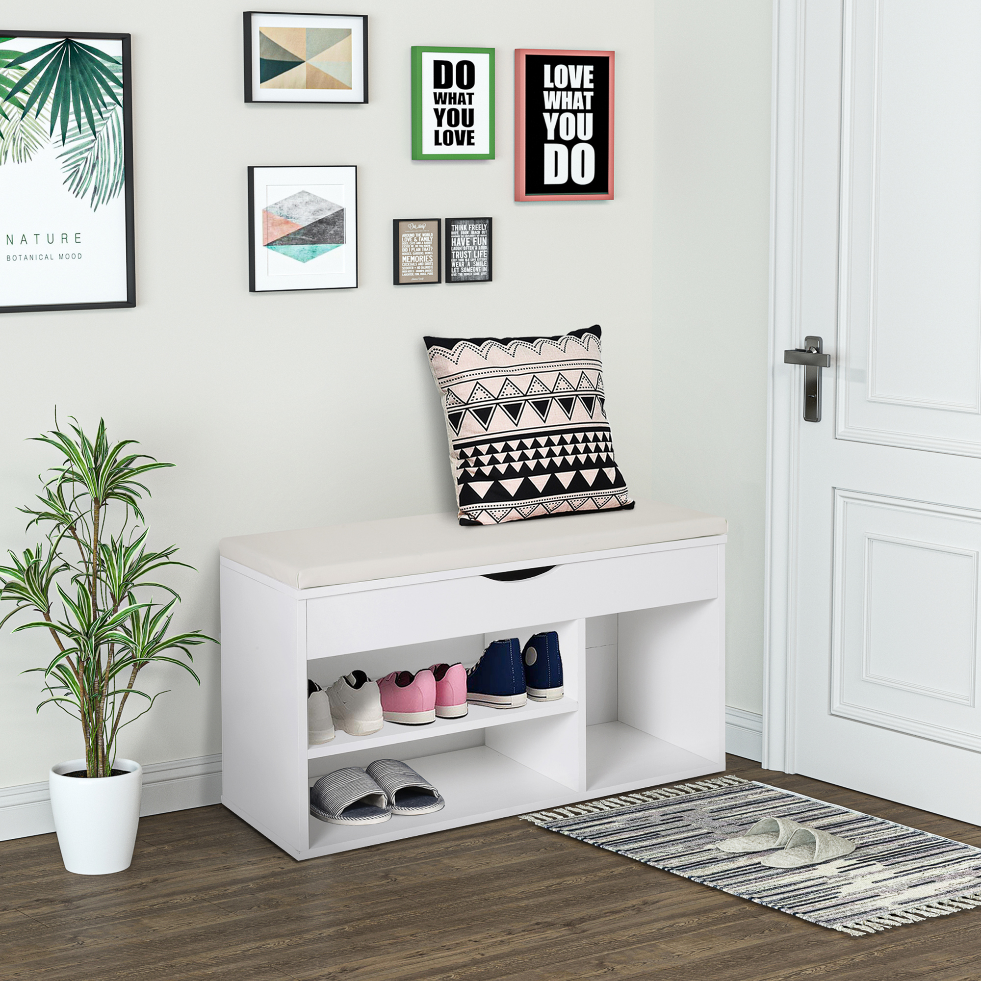 Un zapatero blanco con banco, cojín, plantas y puerta.