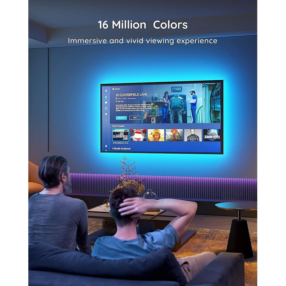 Due uomini seduti su un divano guardano una TV con illuminazione d'ambiente blu.