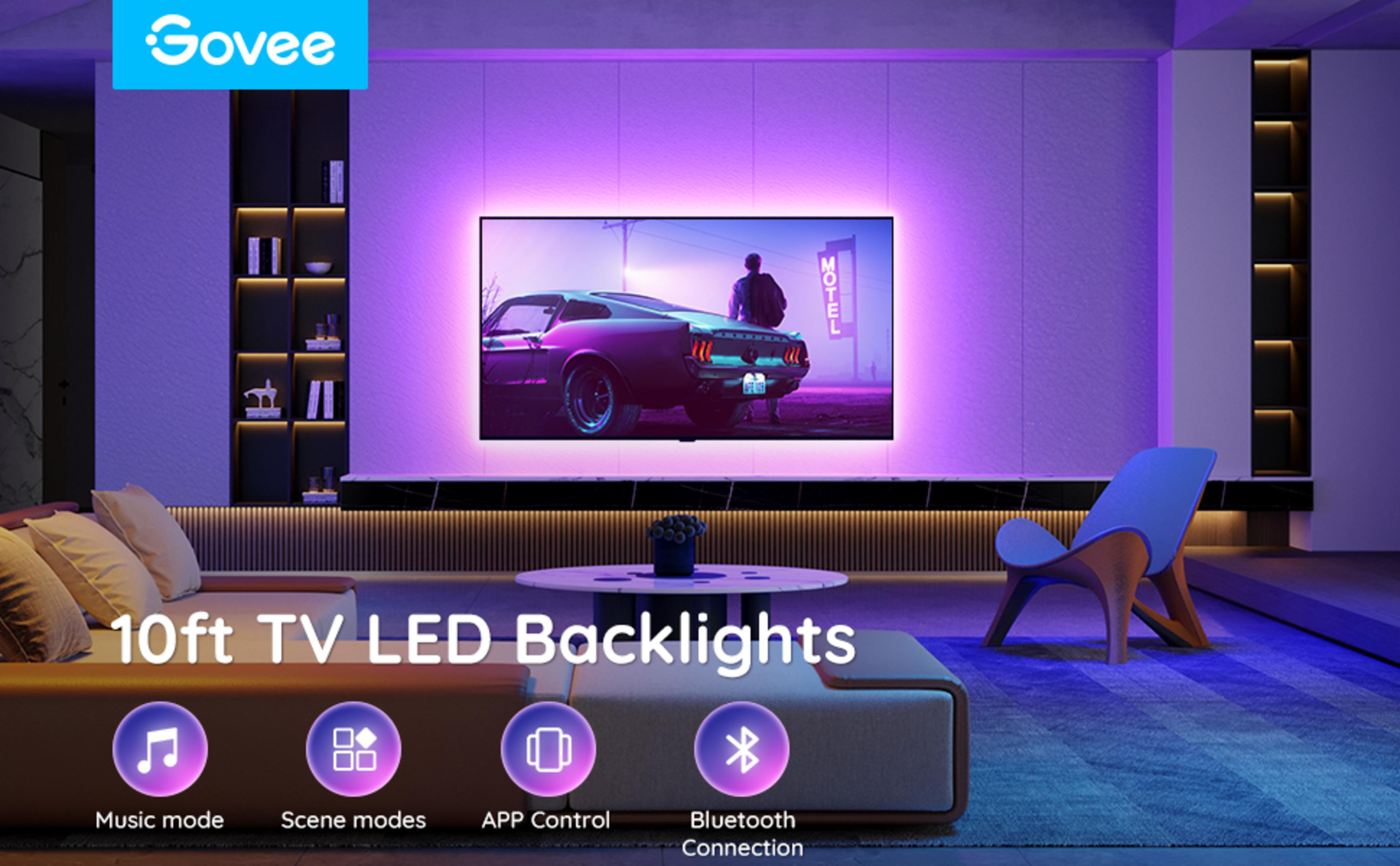 Un soggiorno con TV retroilluminata, divano e illuminazione d'accento.