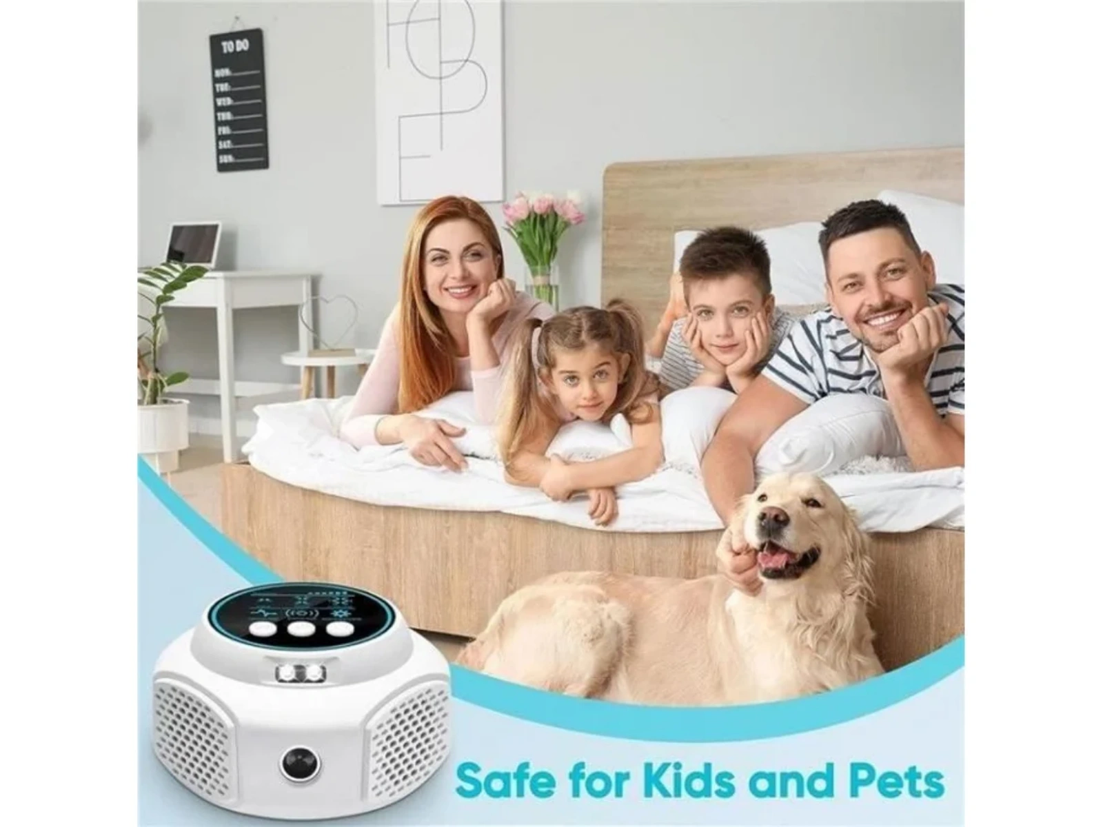 Familie mit Hund auf einem Bett vor einem Luftreiniger. Sicher für Kinder und Haustiere.