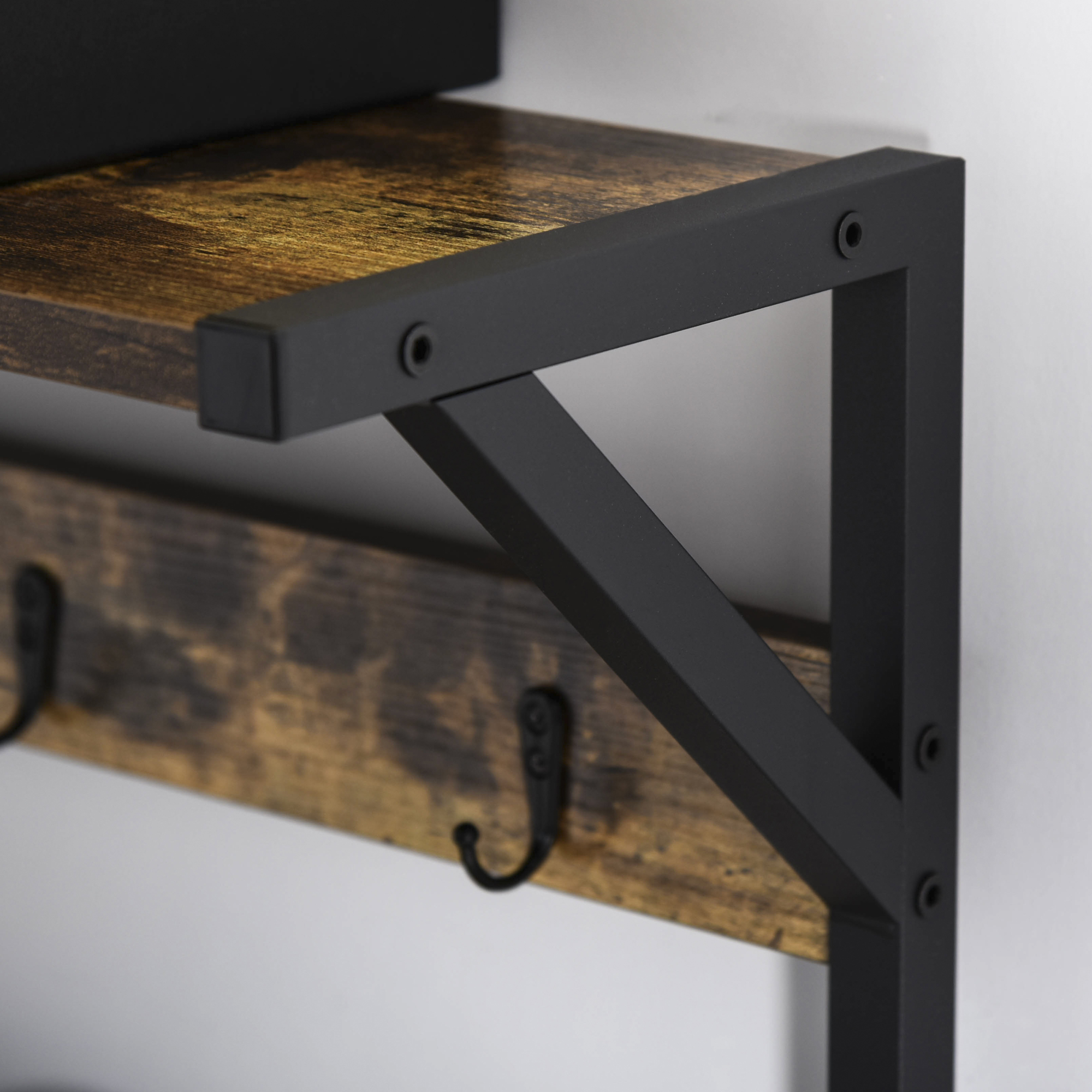 Estante de madera con soportes y ganchos negros