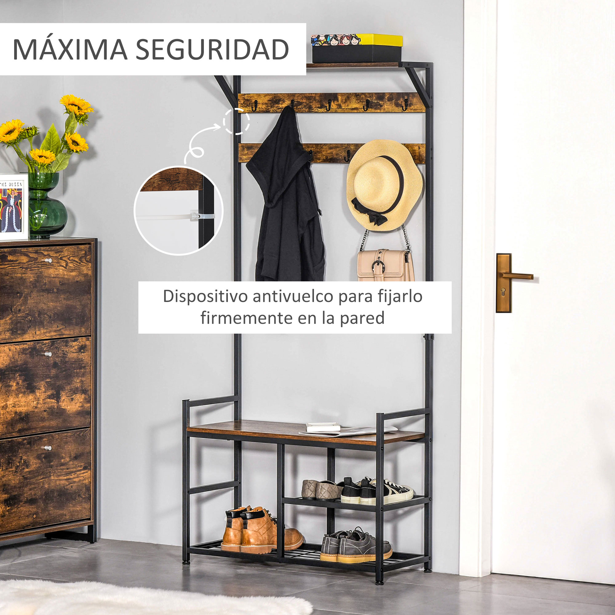 Árbol de pasillo rústico con ganchos, sombrero, bolso, zapatos, jarrón, flores y cómoda.