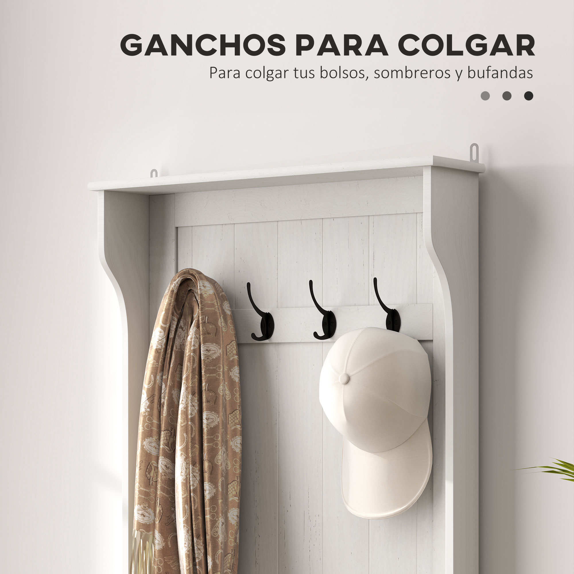 Percheros blancos con bufanda y gorra. Decoración de recibidor.